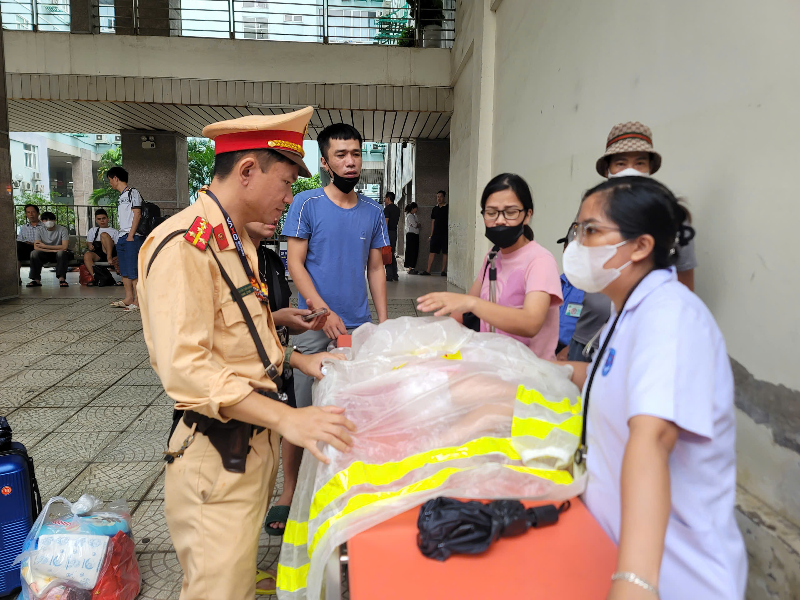Hà Nội: Tình quân dân trong mưa bão - ảnh 2
