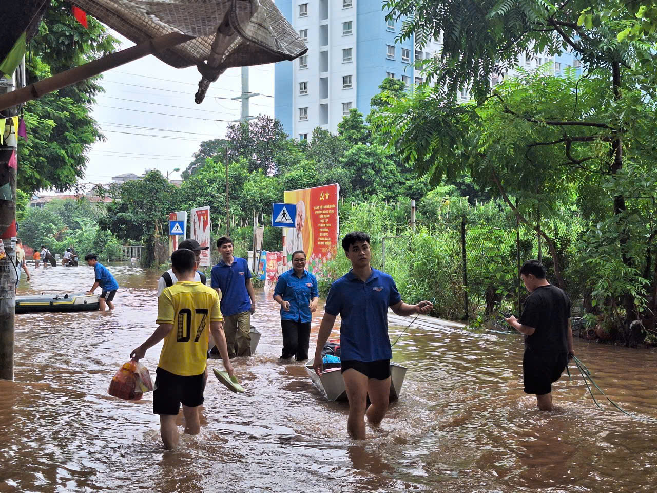 Phường Đông Ngạc: Khẩn trương các biện pháp ứng phó úng ngập do ảnh hưởng bão số 10 - ảnh 17