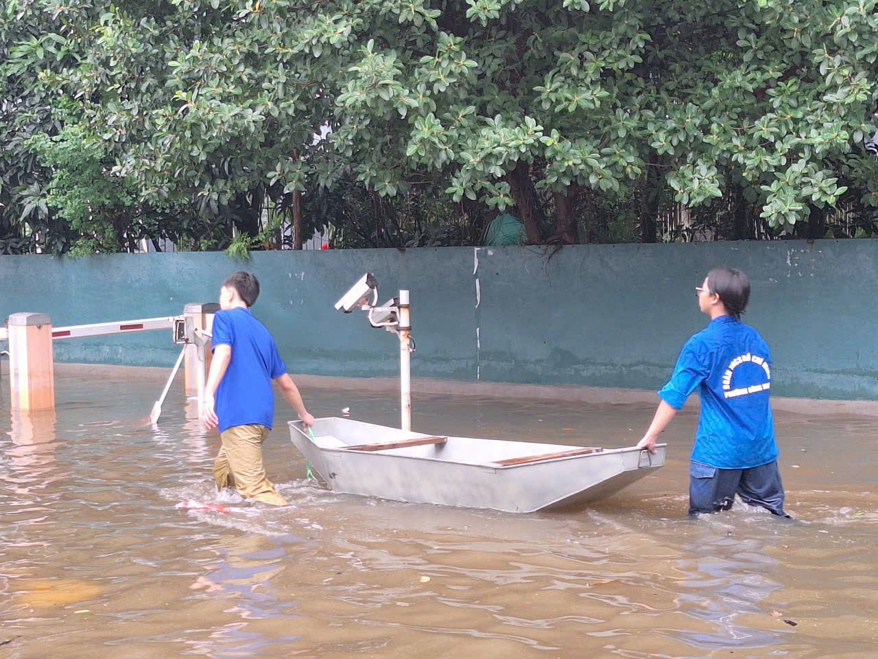 Phường Đông Ngạc: Khẩn trương các biện pháp ứng phó úng ngập do ảnh hưởng bão số 10 - ảnh 7