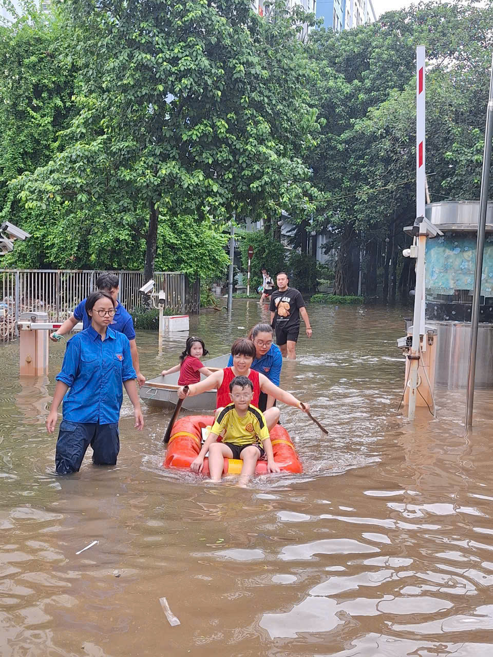 Phường Đông Ngạc: Khẩn trương các biện pháp ứng phó úng ngập do ảnh hưởng bão số 10 - ảnh 5