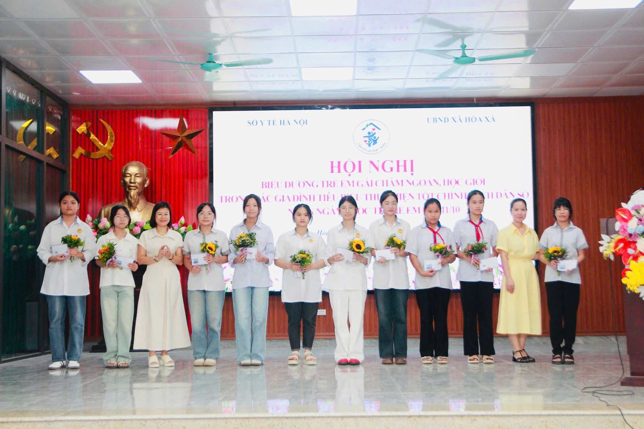 Hà Nội biểu dương nhiều trẻ em gái chăm ngoan, học giỏi - ảnh 5