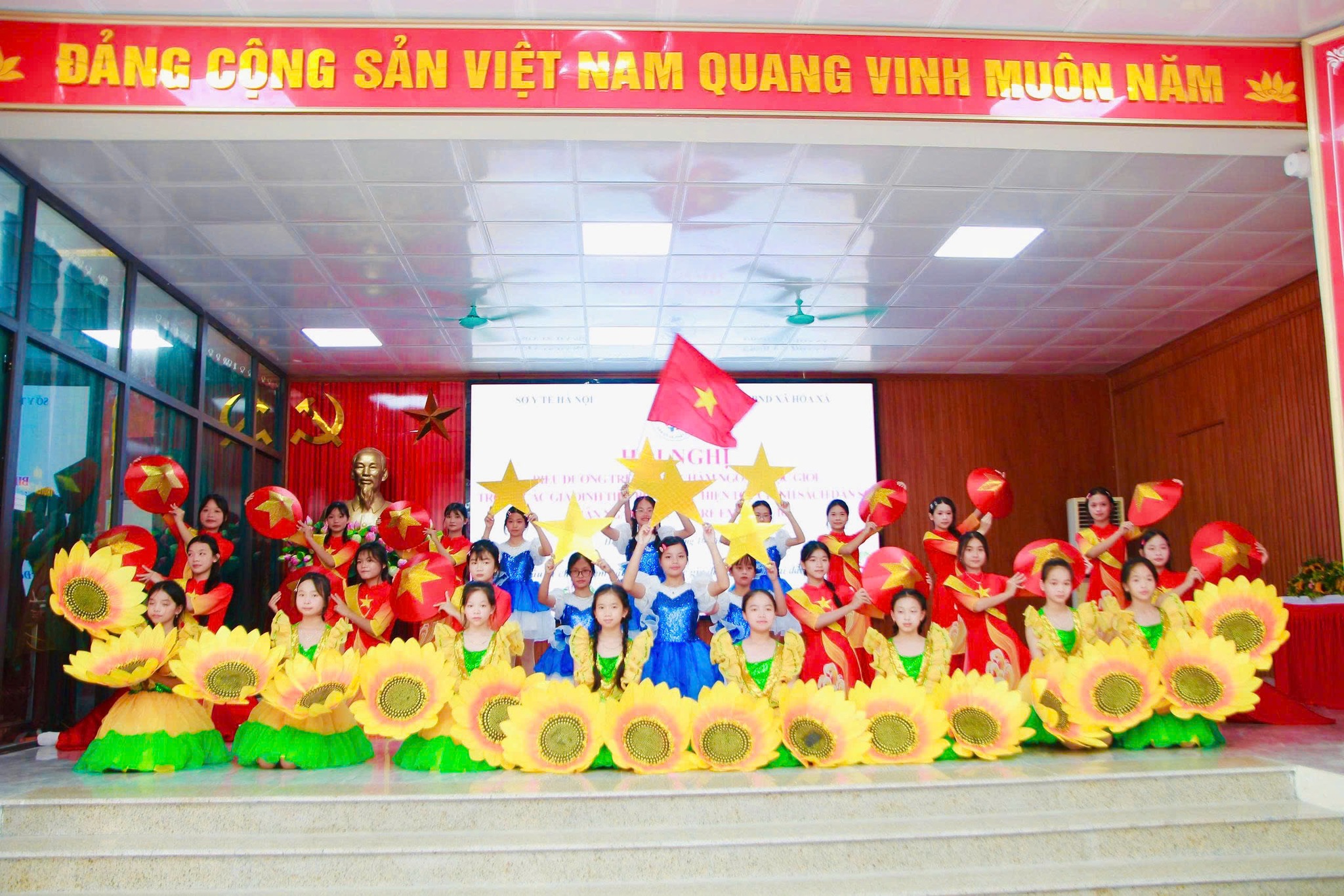 Hà Nội biểu dương nhiều trẻ em gái chăm ngoan, học giỏi - ảnh 2