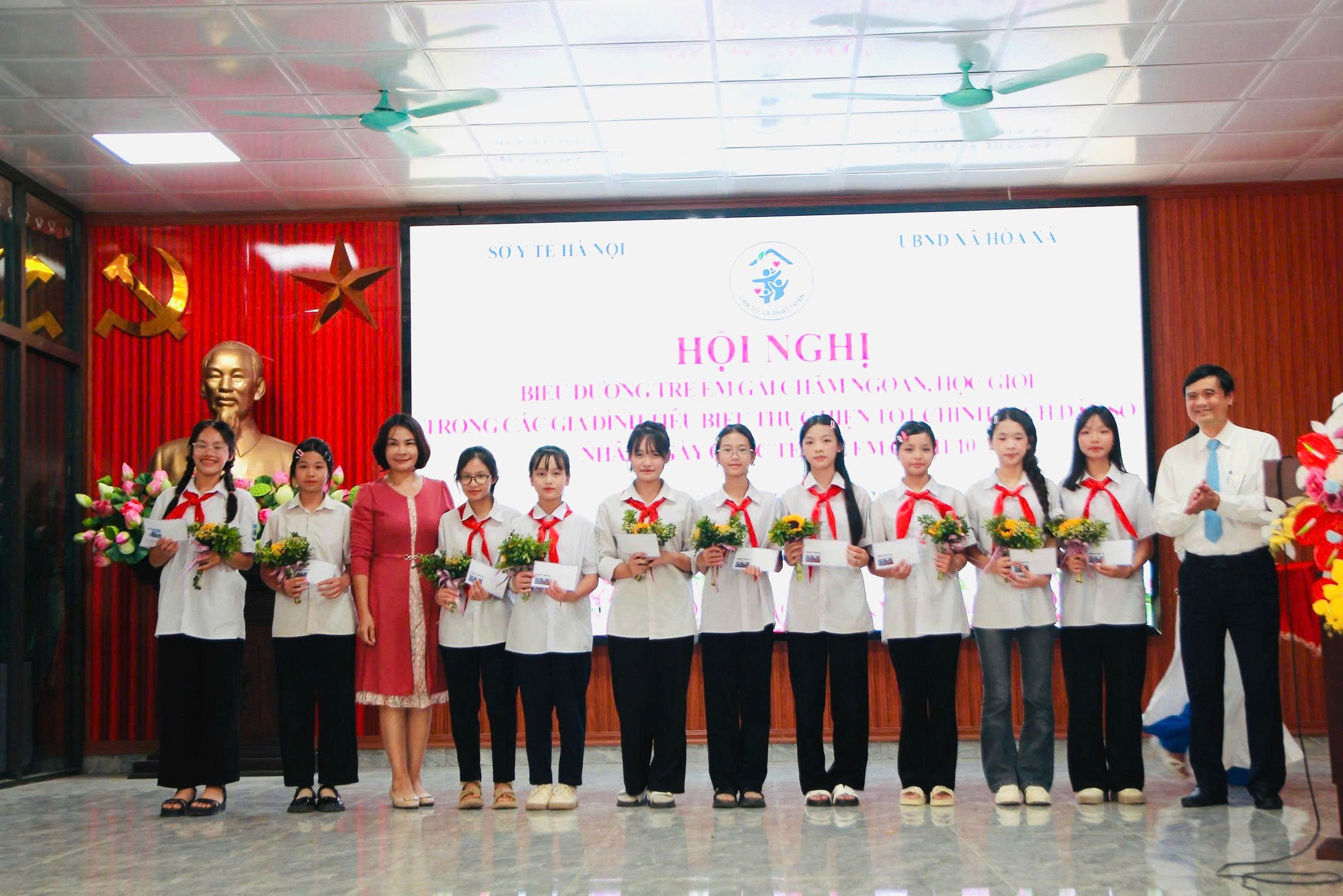 Hà Nội biểu dương nhiều trẻ em gái chăm ngoan, học giỏi - ảnh 4