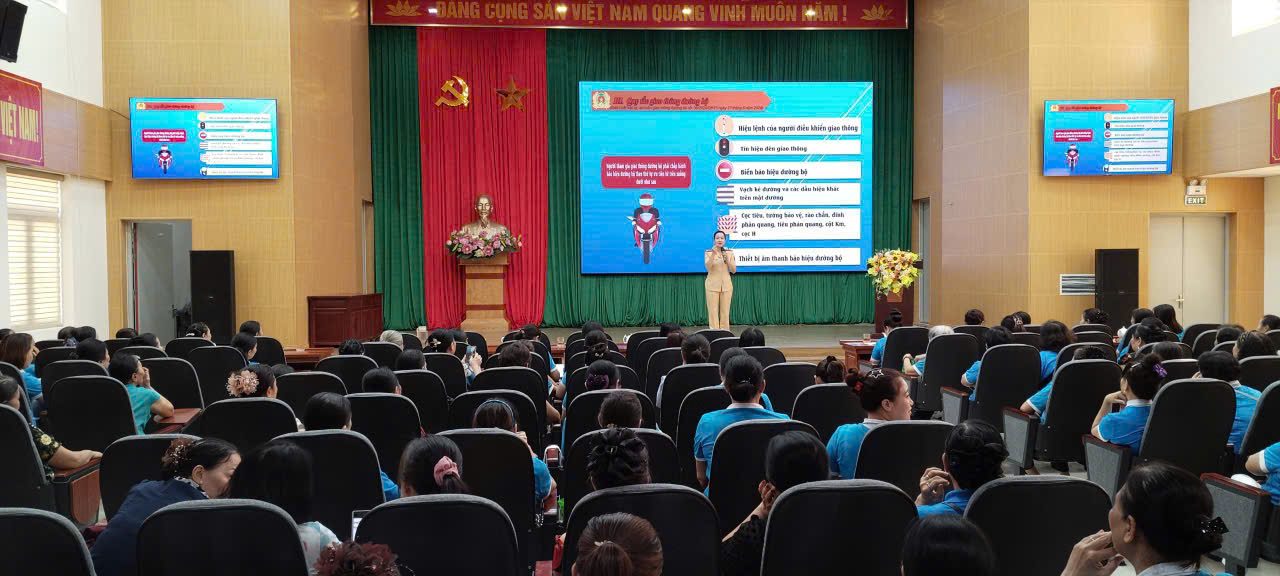Phường Xuân Đỉnh: Phổ biến, giáo dục pháp luật về an toàn giao thông cho 250 cán bộ, hội viên phụ nữ - ảnh 1