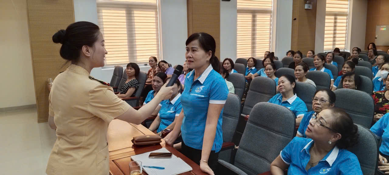 Phường Xuân Đỉnh: Phổ biến, giáo dục pháp luật về an toàn giao thông cho 250 cán bộ, hội viên phụ nữ - ảnh 2
