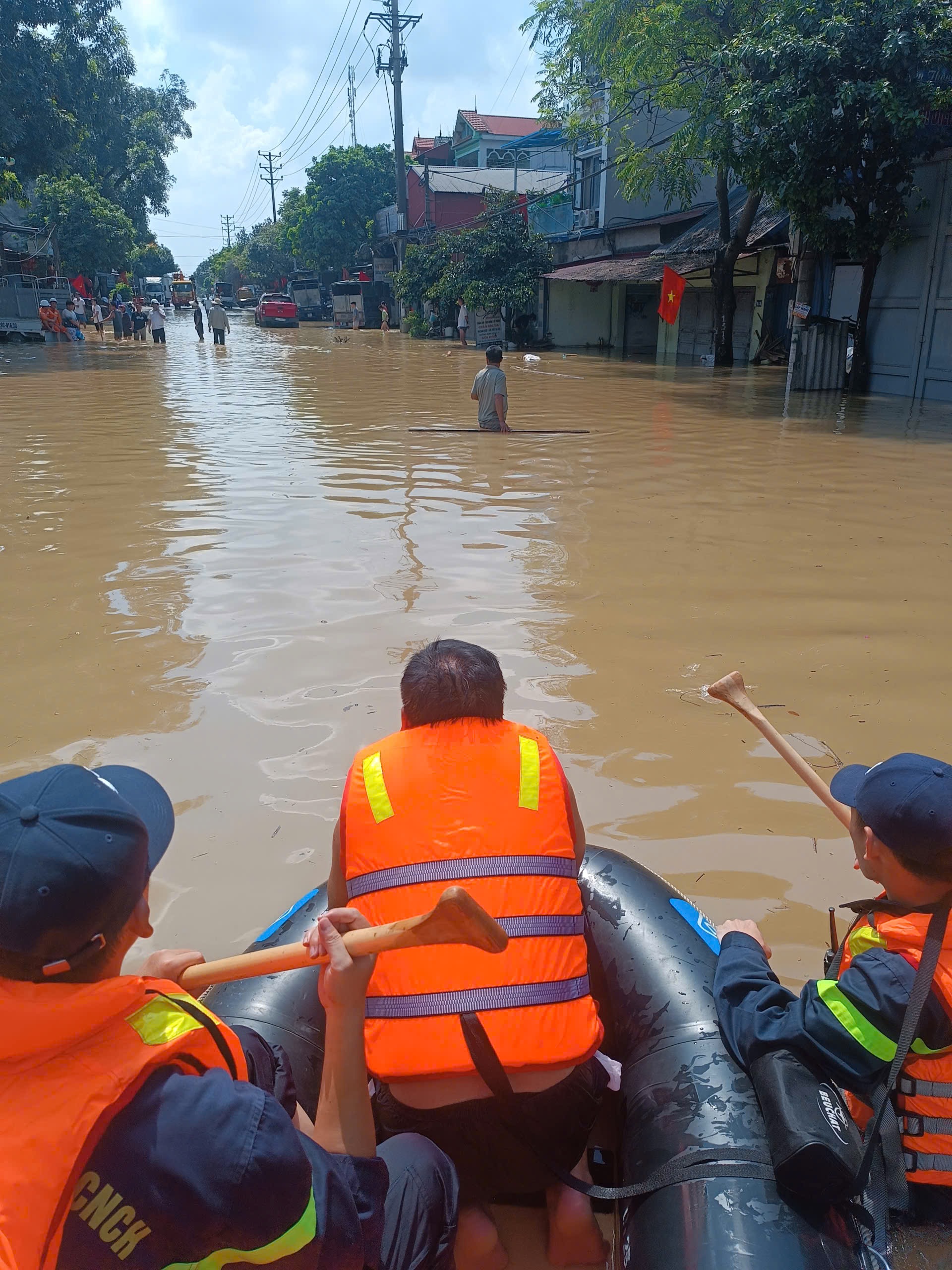 Công an Thành phố tổ chức hỗ trợ người dân xã Trung Giã khắc phục hậu quả mưa lũ - ảnh 2