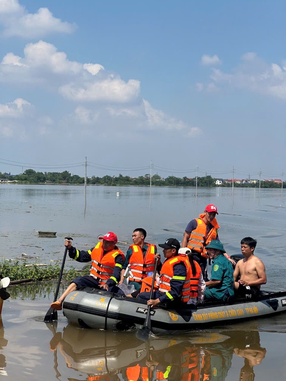 Công an Thành phố tổ chức hỗ trợ người dân xã Trung Giã khắc phục hậu quả mưa lũ - ảnh 3