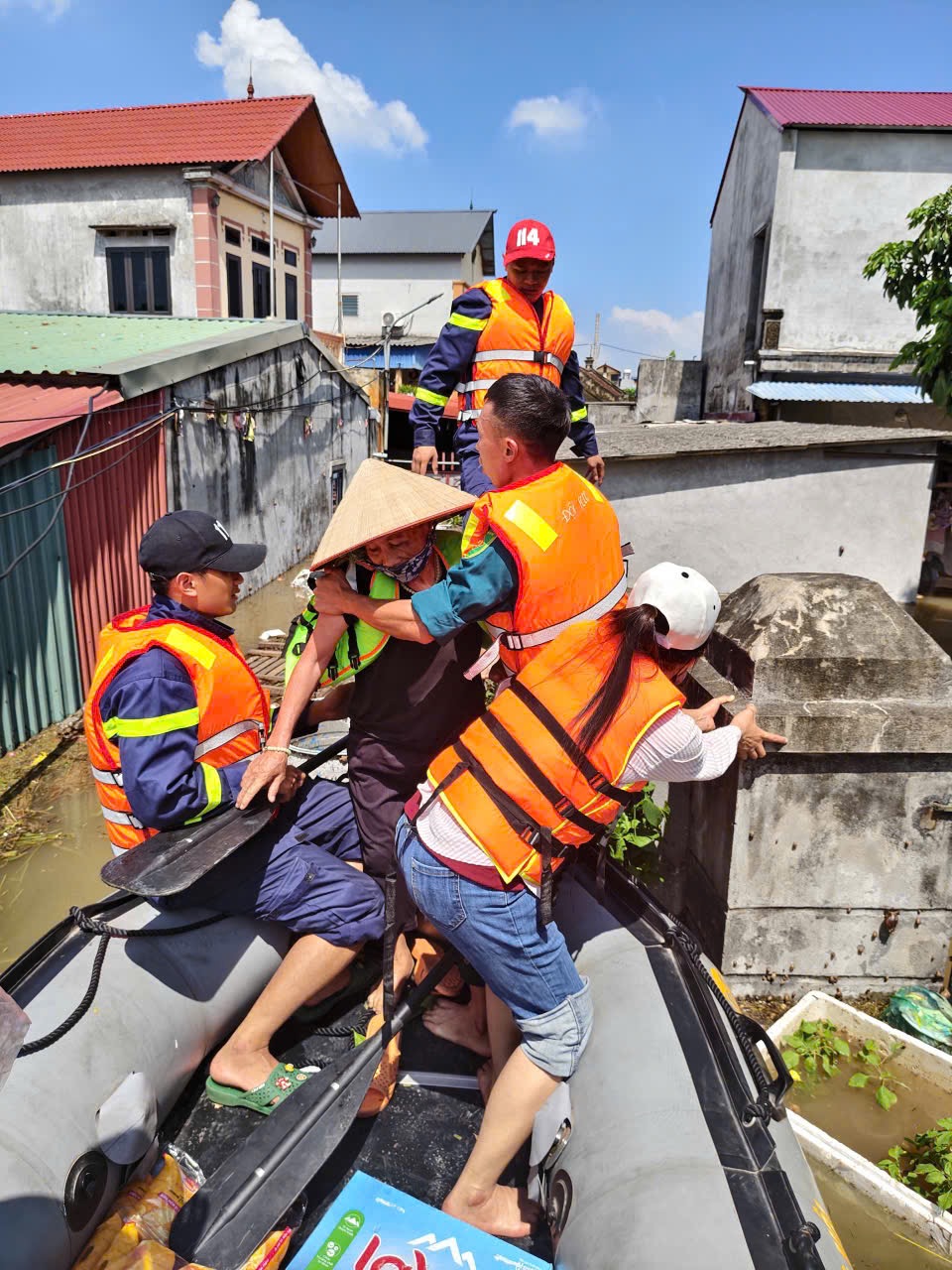 Công an Thành phố tổ chức hỗ trợ người dân xã Trung Giã khắc phục hậu quả mưa lũ - ảnh 11