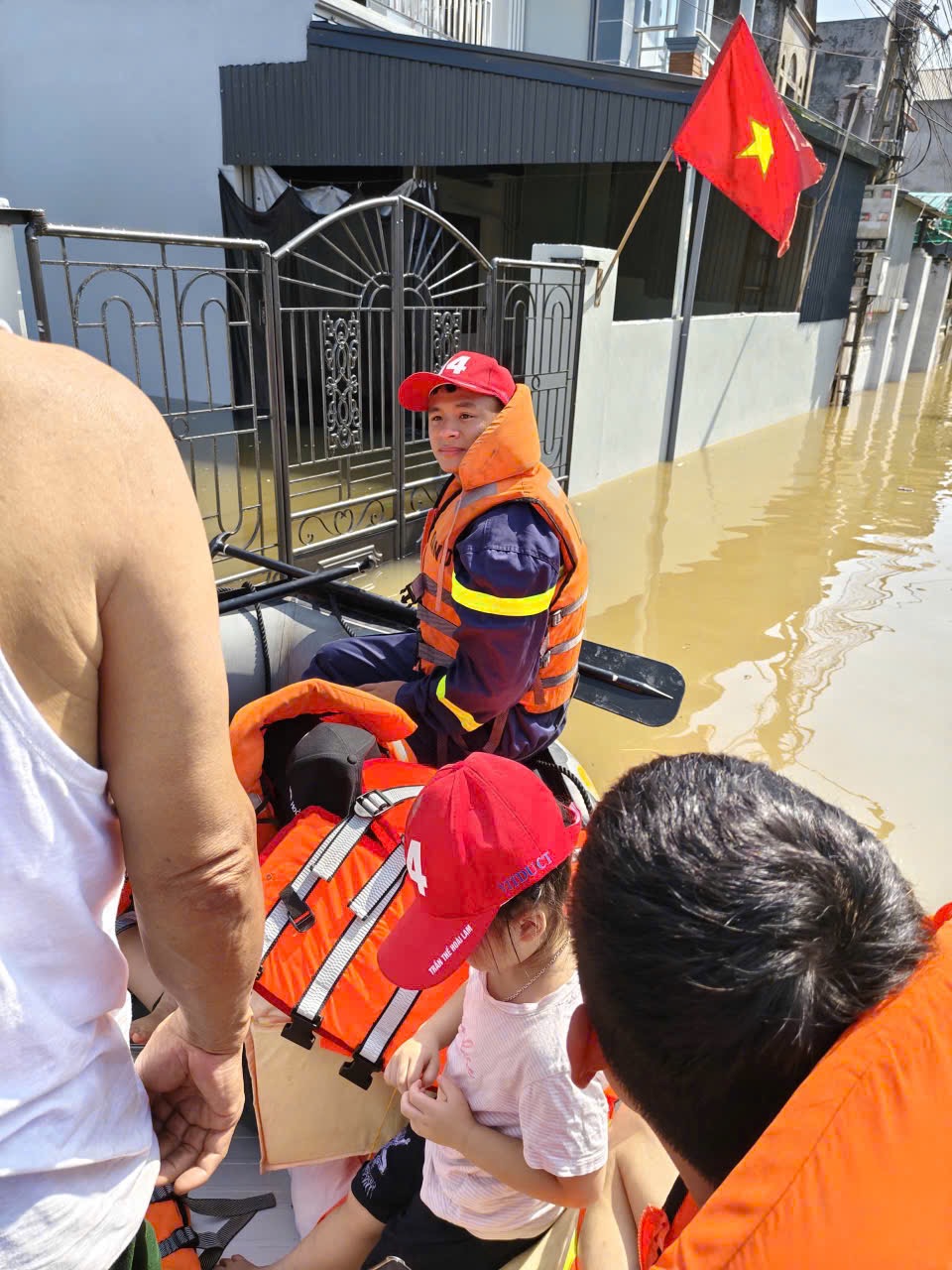 Công an Thành phố tổ chức hỗ trợ người dân xã Trung Giã khắc phục hậu quả mưa lũ - ảnh 12