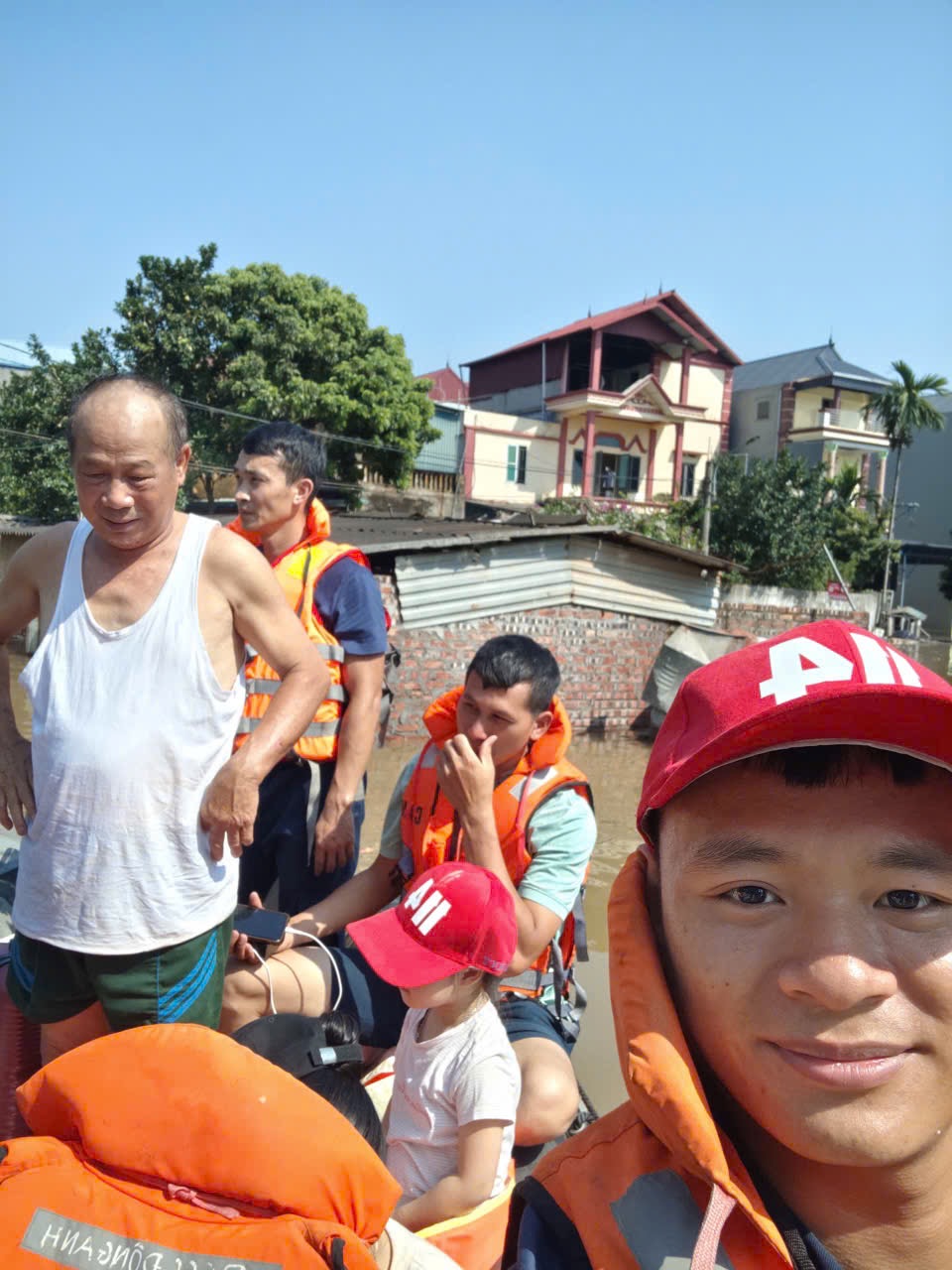 Công an Thành phố tổ chức hỗ trợ người dân xã Trung Giã khắc phục hậu quả mưa lũ - ảnh 16