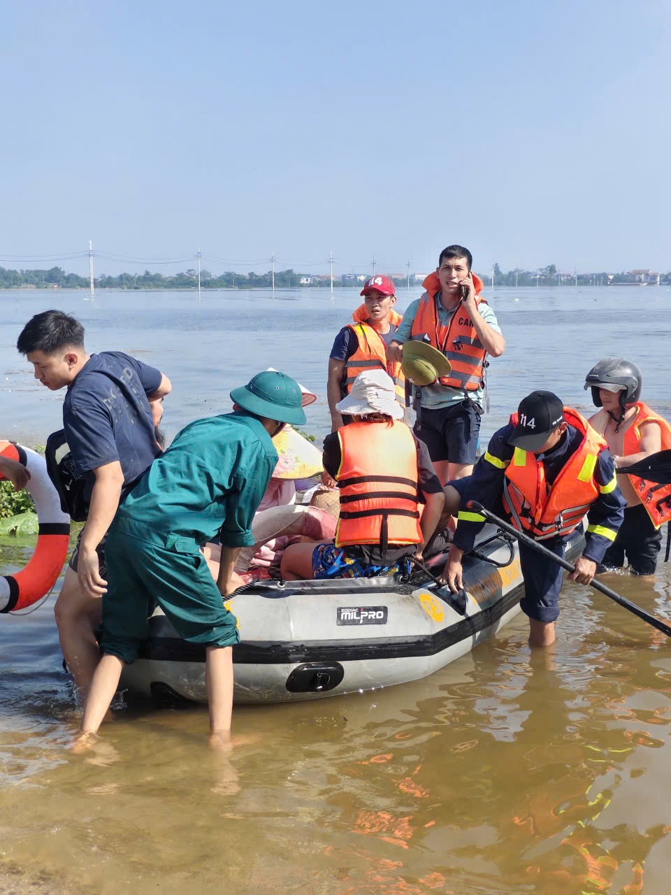 Công an Thành phố tổ chức hỗ trợ người dân xã Trung Giã khắc phục hậu quả mưa lũ - ảnh 1