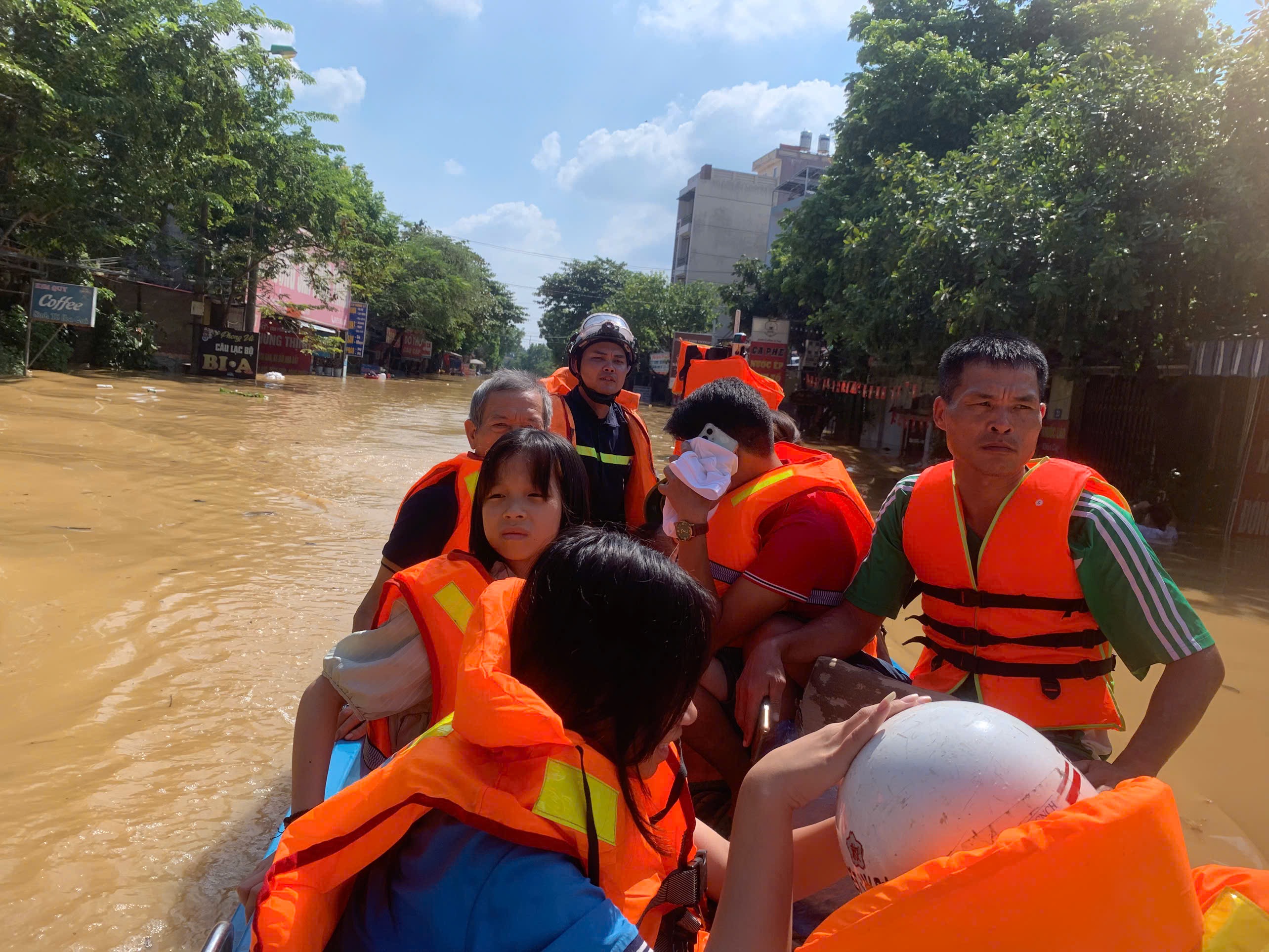 Công an Thành phố tổ chức hỗ trợ người dân xã Trung Giã khắc phục hậu quả mưa lũ - ảnh 5