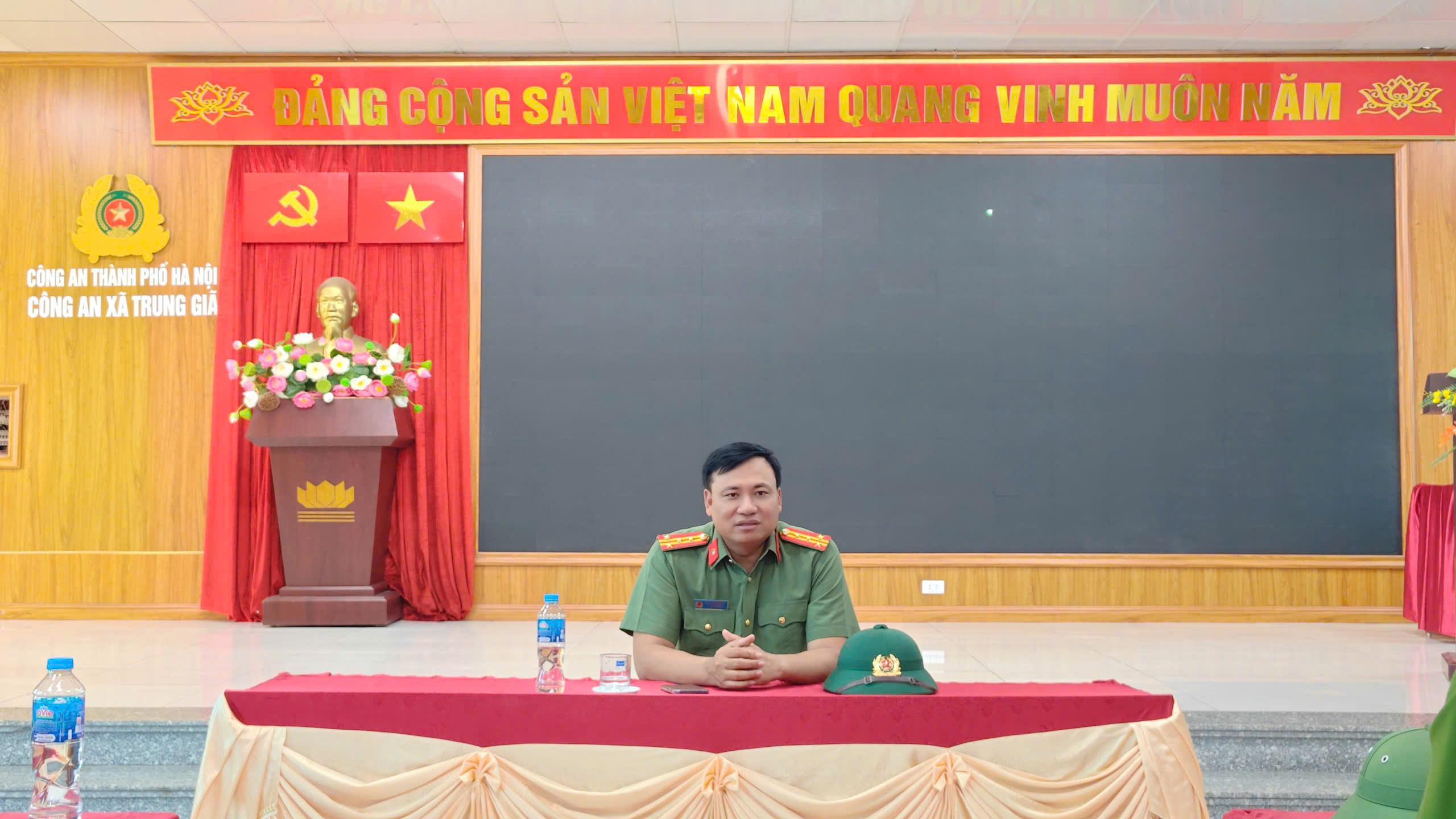 Lãnh đạo Công an Hà Nội kiểm tra, động viên cán bộ chiến sĩ hỗ trợ nhân dân vùng lũ - ảnh 1