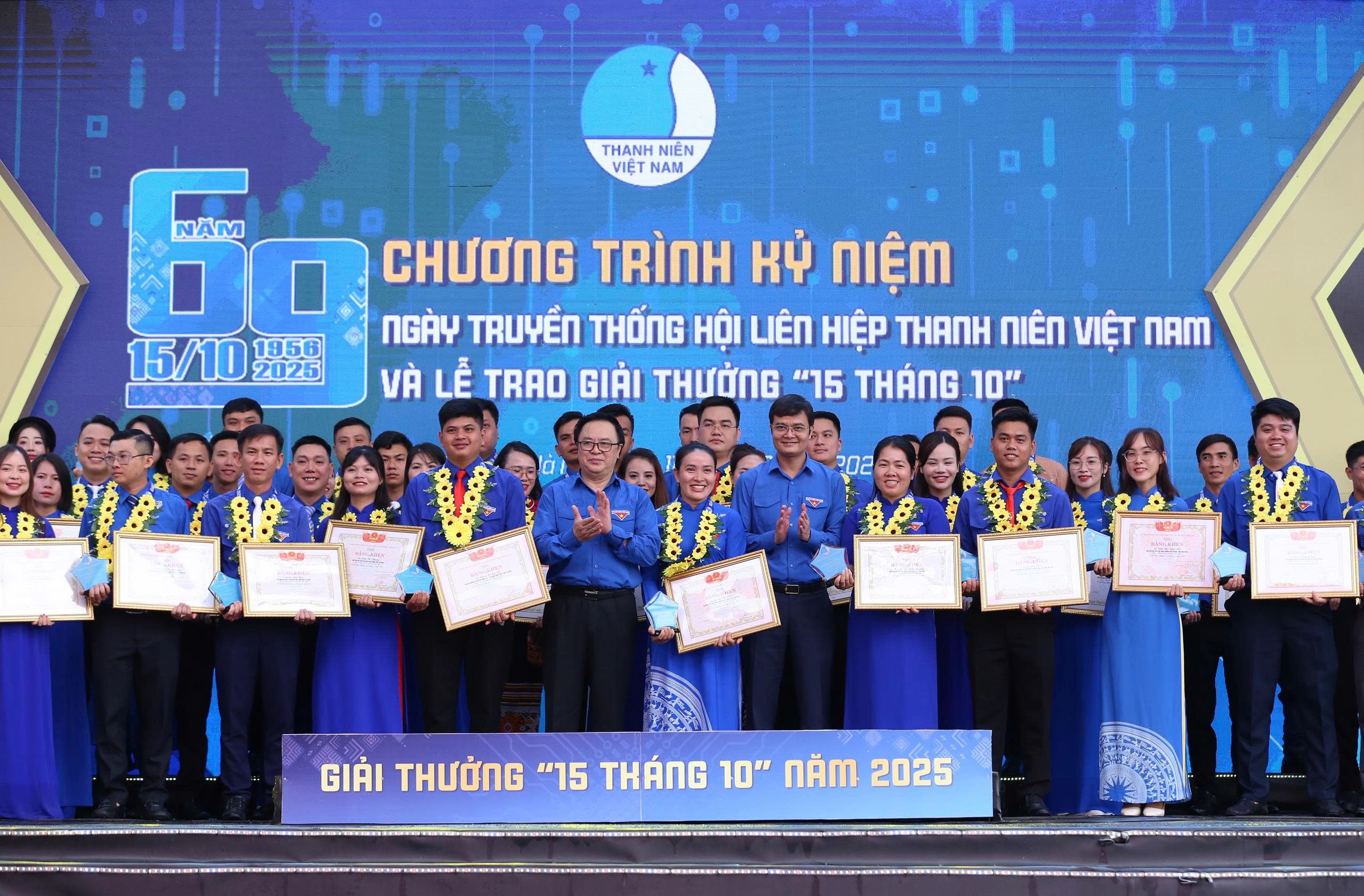Trao Giải thưởng “15 tháng 10” cho 69 cán bộ tiêu biểu - ảnh 6
