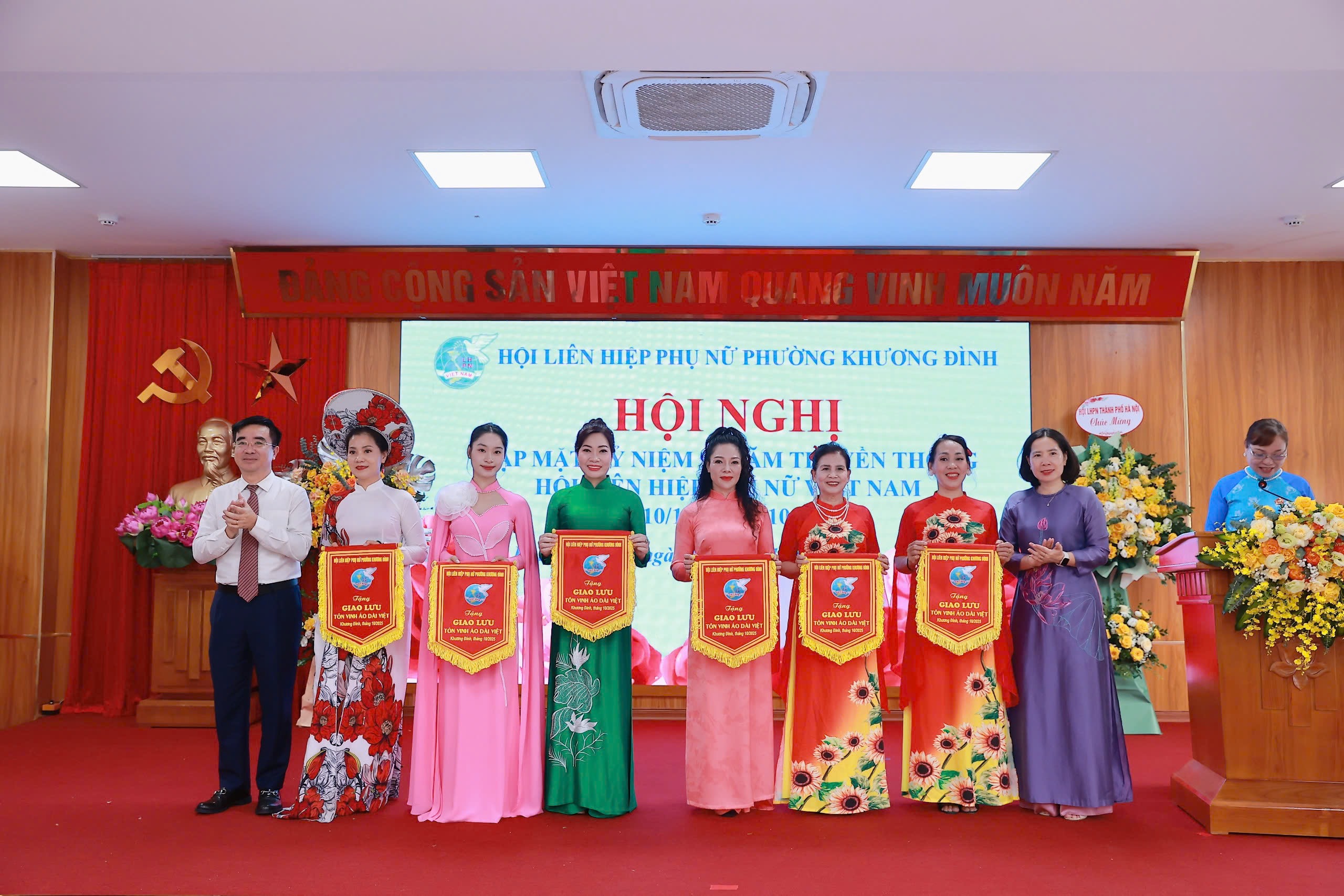 Hội LHPN phường Khương Đình gặp mặt kỷ niệm ngày 20/10 - ảnh 8