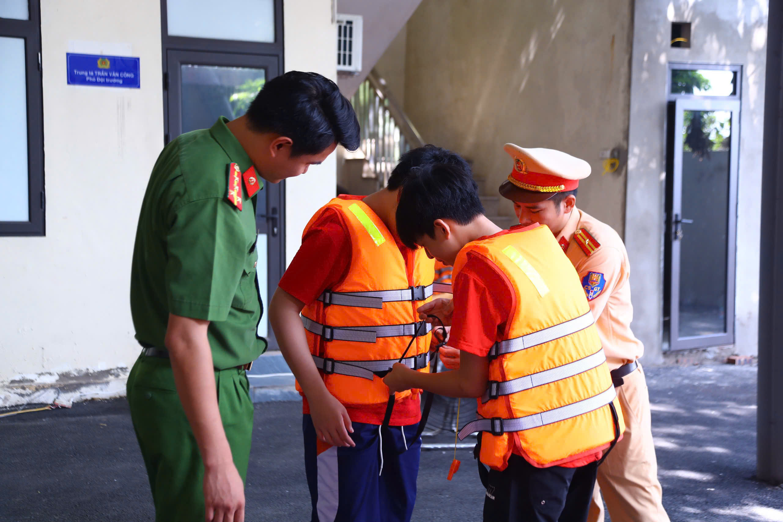 Công an Hà Nội tập huấn kỹ năng cứu người đuối nước cho học sinh - ảnh 8