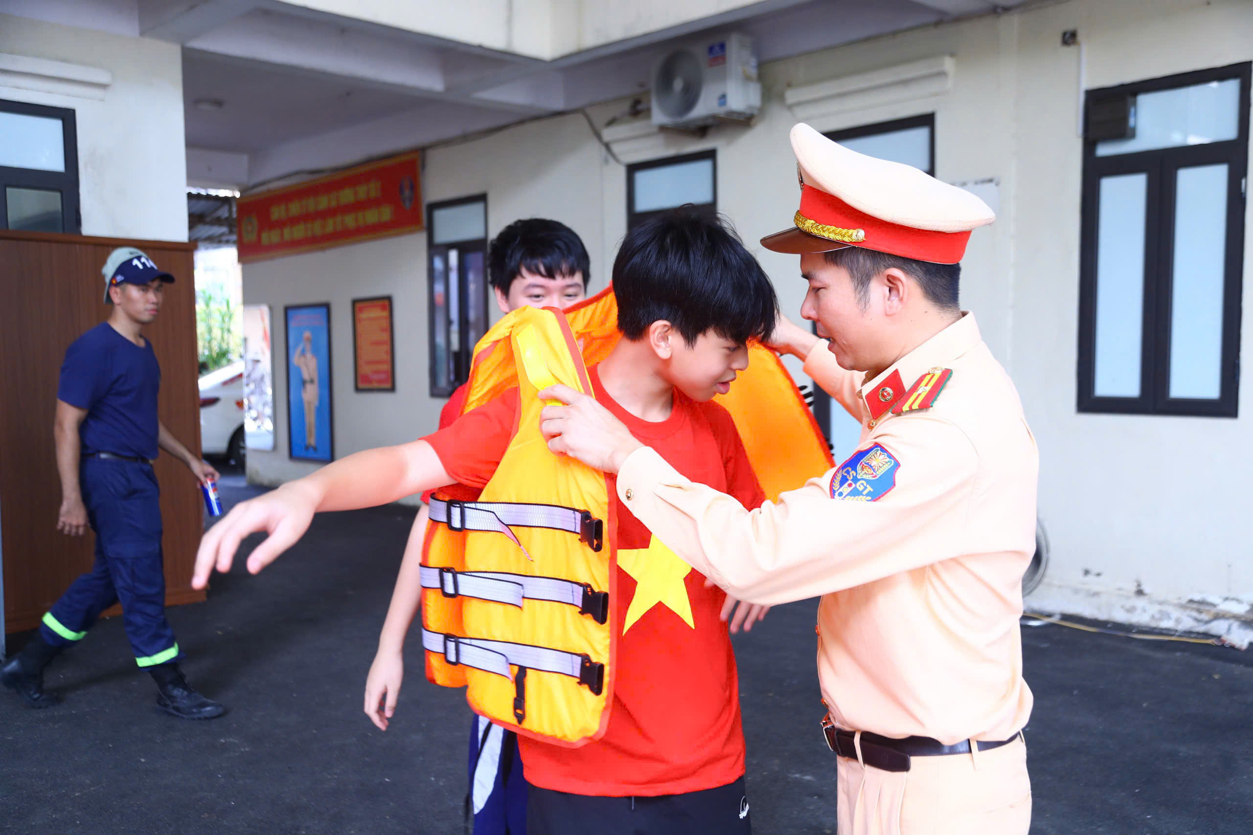 Công an Hà Nội tập huấn kỹ năng cứu người đuối nước cho học sinh - ảnh 7