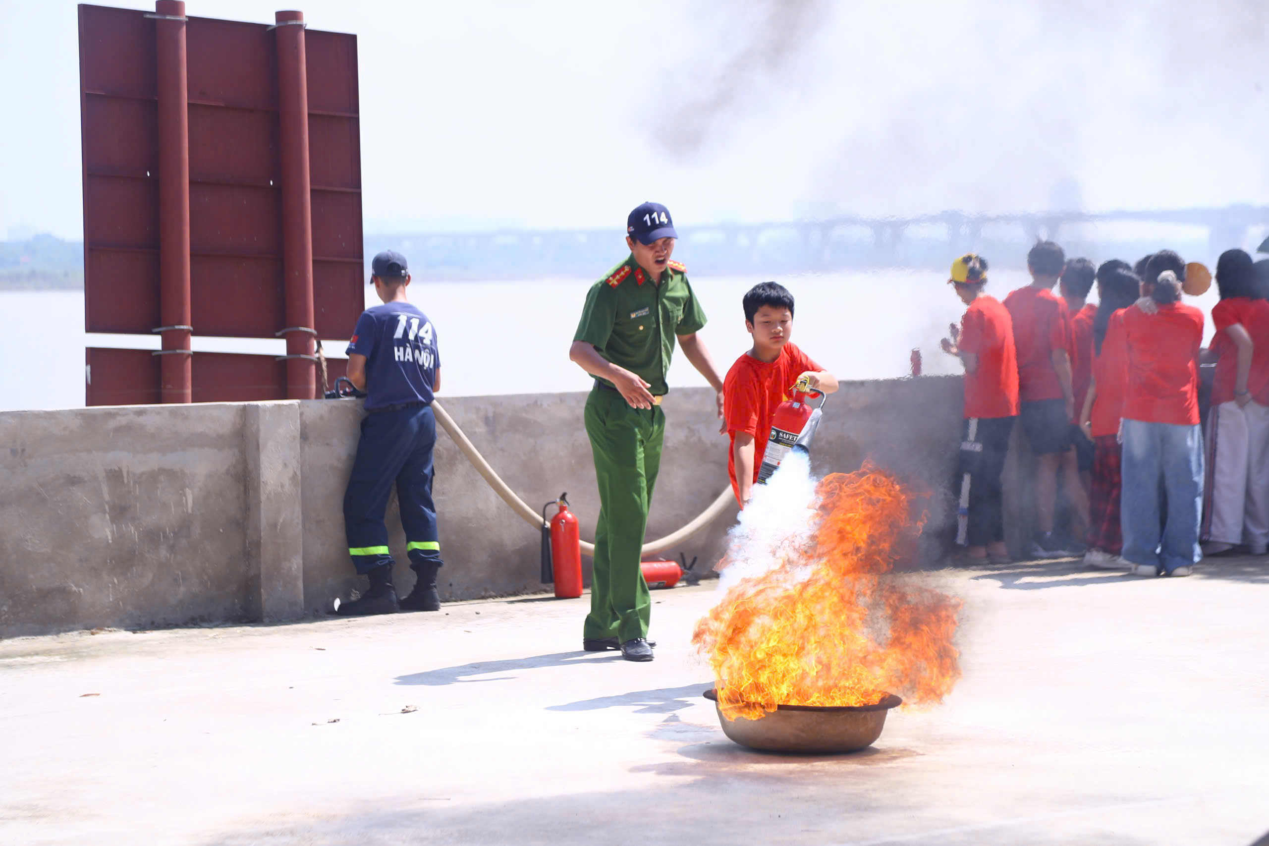 Công an Hà Nội tập huấn kỹ năng cứu người đuối nước cho học sinh - ảnh 4