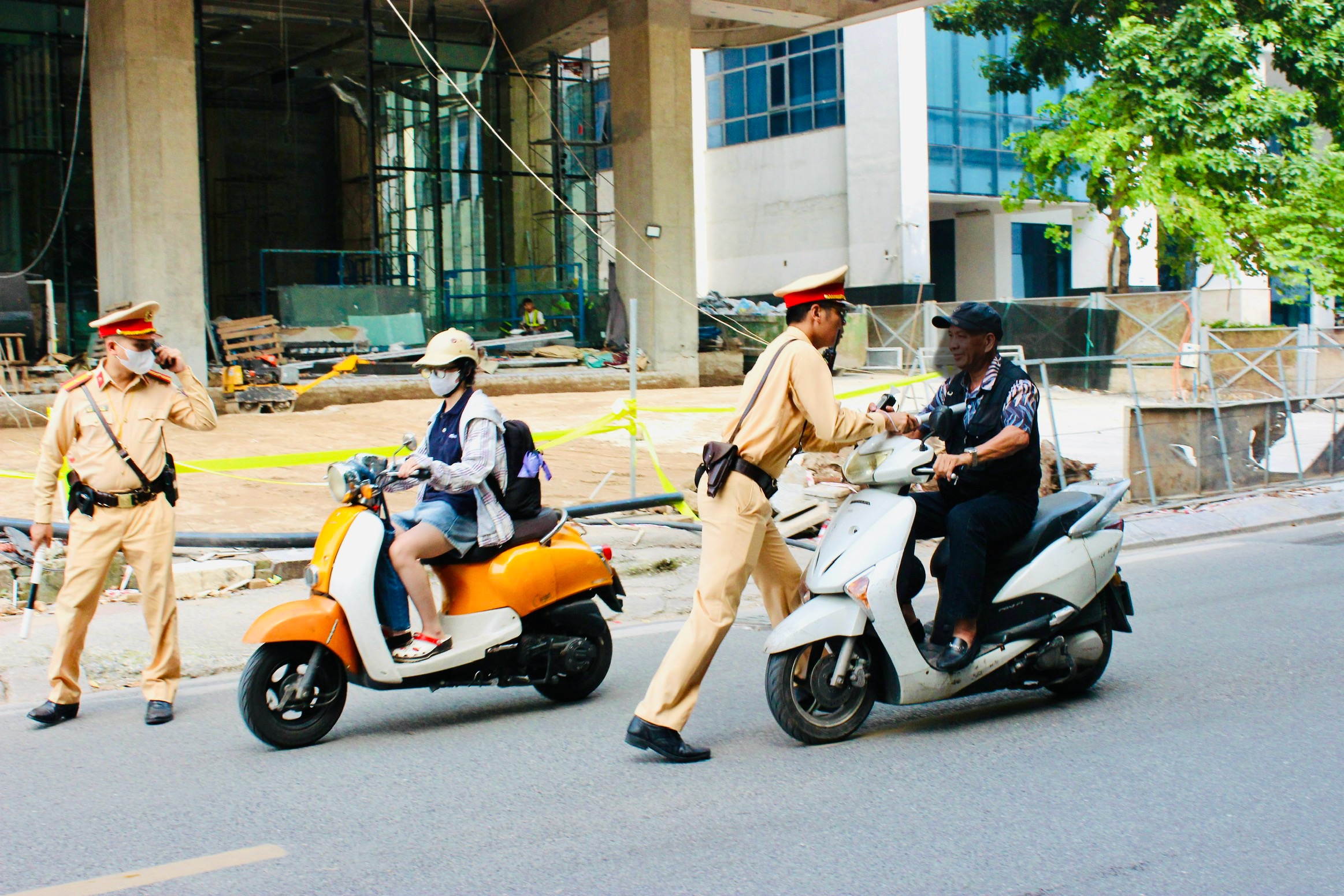 Hà Nội: Hàng chục tài xế vi phạm nồng độ cồn trong ngày đầu ra quân xử lý vi phạm nồng độ cồn - ảnh 4