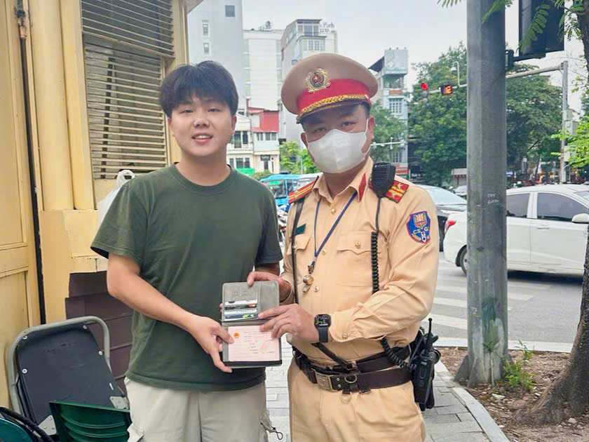 Hà Nội: Cảnh sát giao thông kịp thời hỗ trợ du khách Trung Quốc tìm lại tài sản thất lạc - ảnh 1