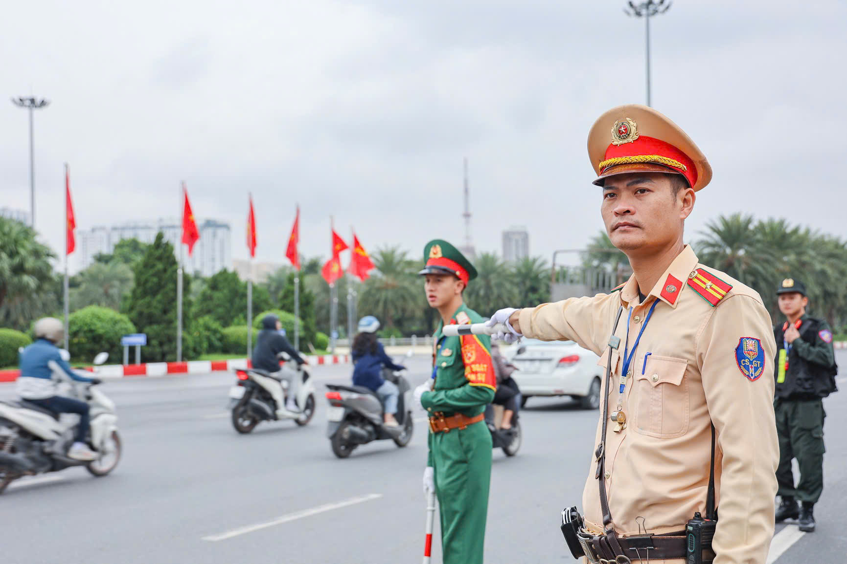 Diễn tập phương án bảo đảm trật tự, an toàn giao thông phục vụ Lễ mở ký Công ước Hà Nội - ảnh 2