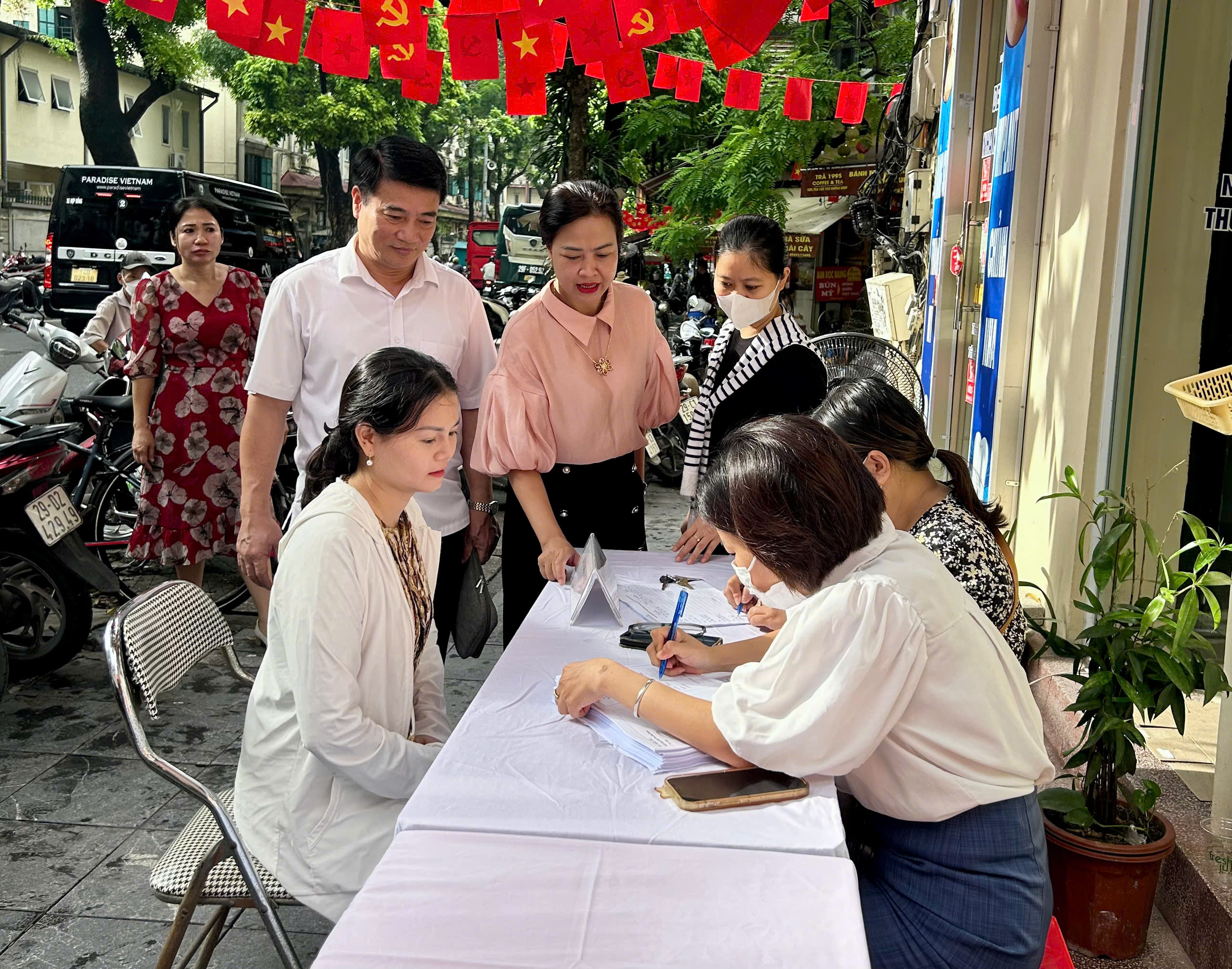 Phường Hoàn Kiếm tổ chức khám sức khỏe sinh sản cho cán bộ, công chức, người lao động nữ - ảnh 1