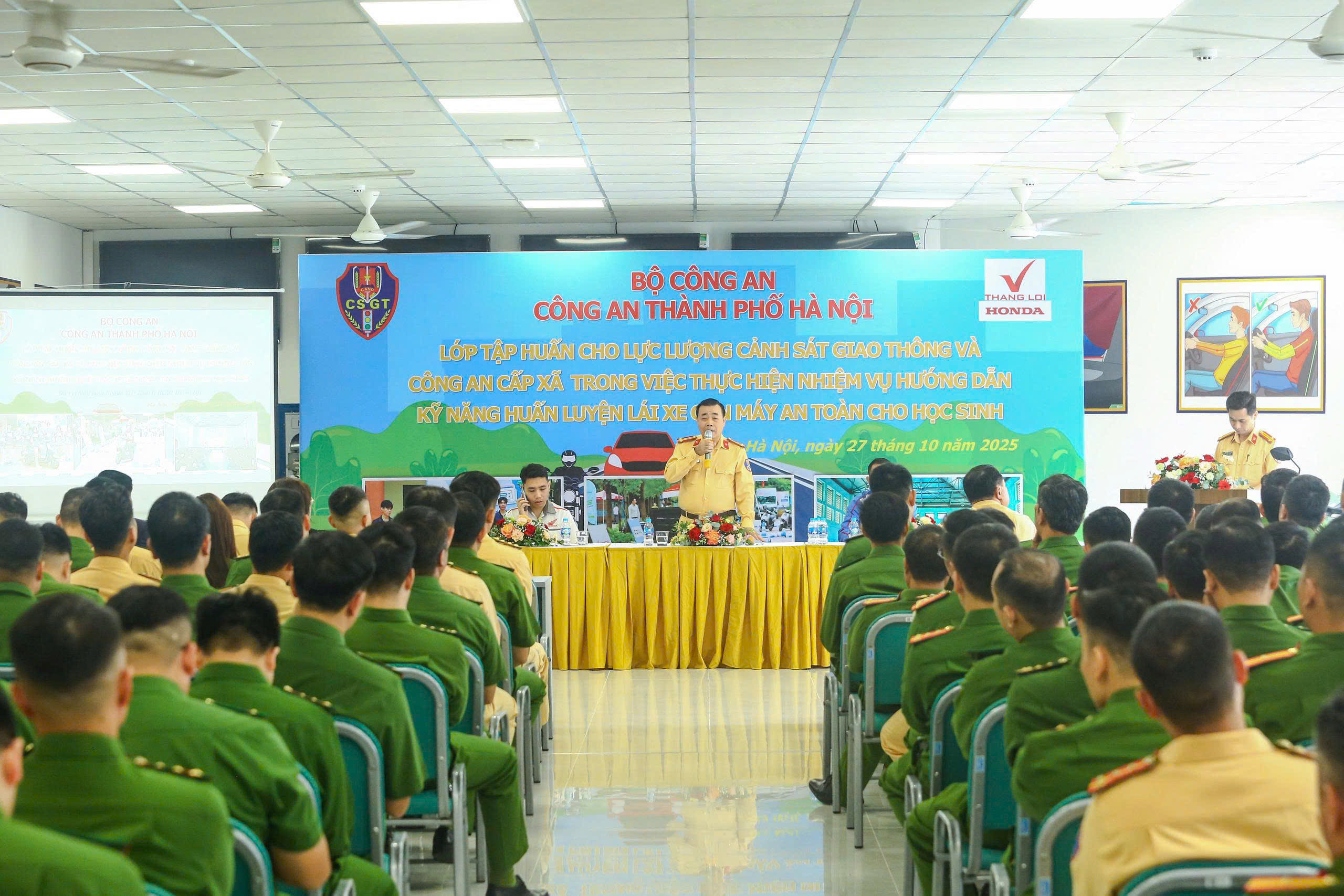 Hà Nội: Tập huấn kỹ năng hướng dẫn lái xe gắn máy an toàn cho lực lượng CSGT và Công an cấp xã  - ảnh 1