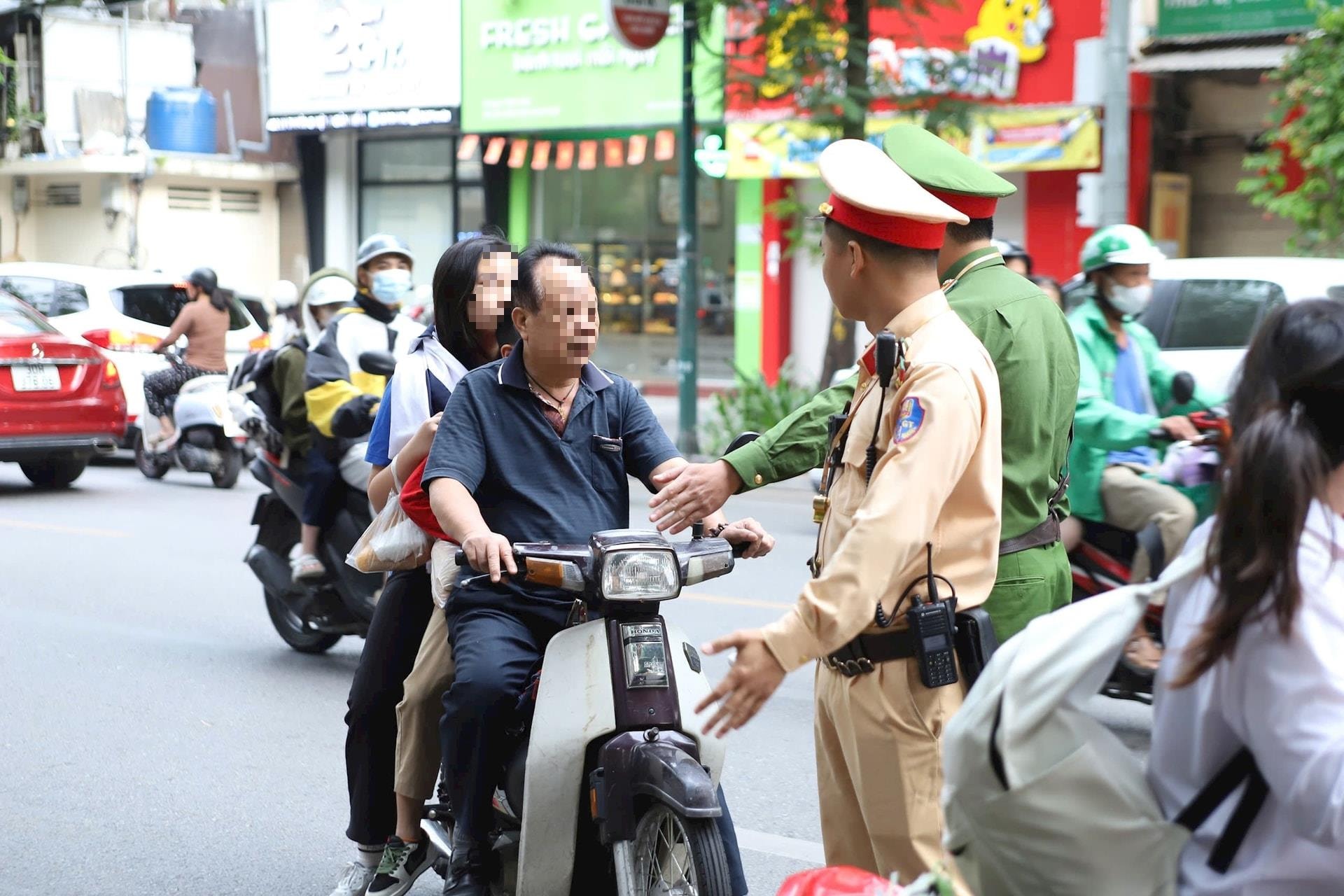 Phụ huynh làm gương, con trẻ mới hình thành ý thức chấp hành an toàn giao thông - ảnh 1