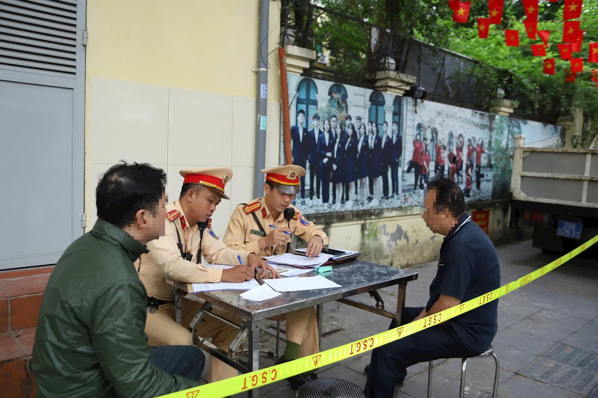 Phụ huynh làm gương, con trẻ mới hình thành ý thức chấp hành an toàn giao thông - ảnh 2