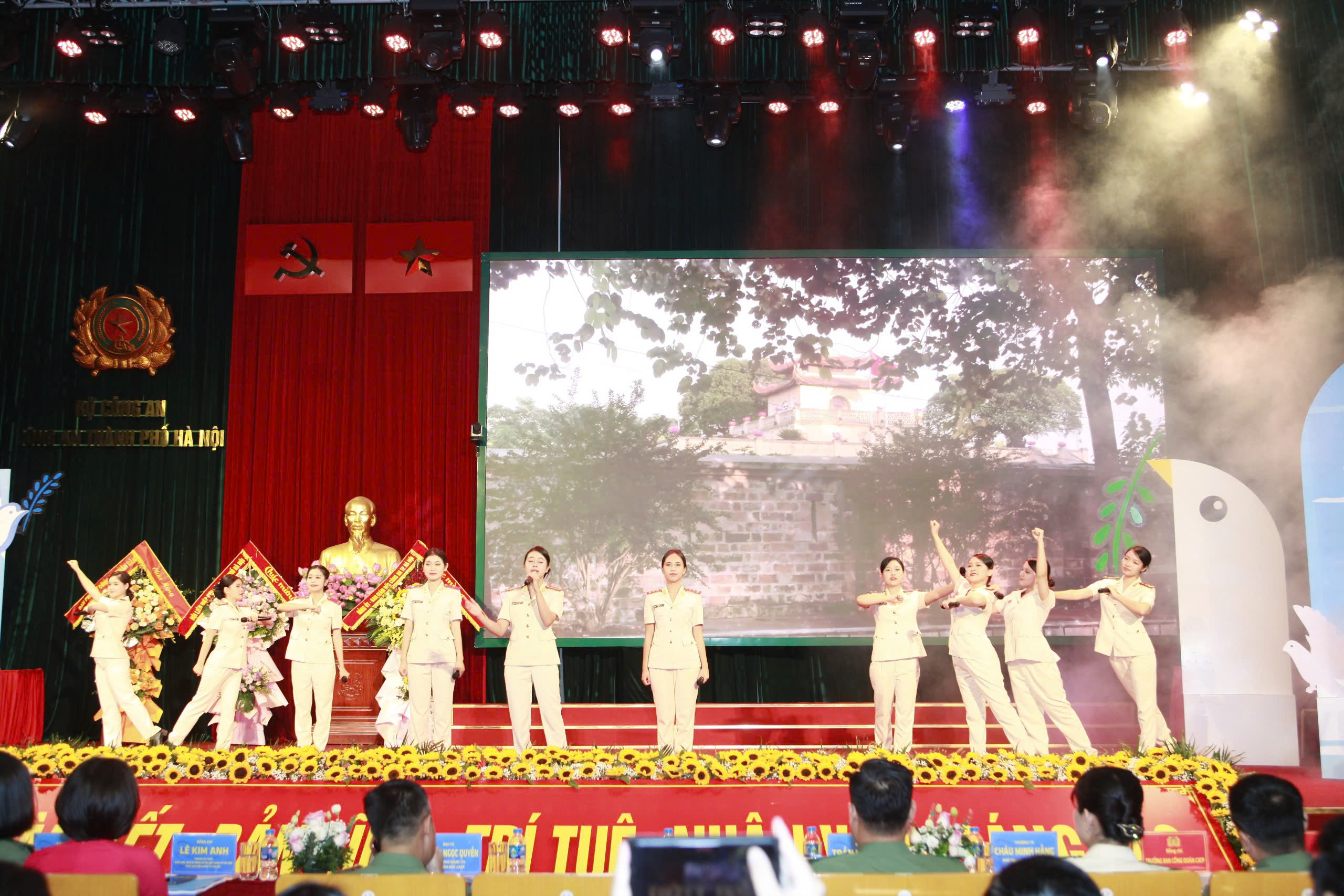 Phụ nữ Công an Thủ đô bản lĩnh, trí tuệ, nhân văn, sáng tạo, vì nhân dân phục vụ - ảnh 15