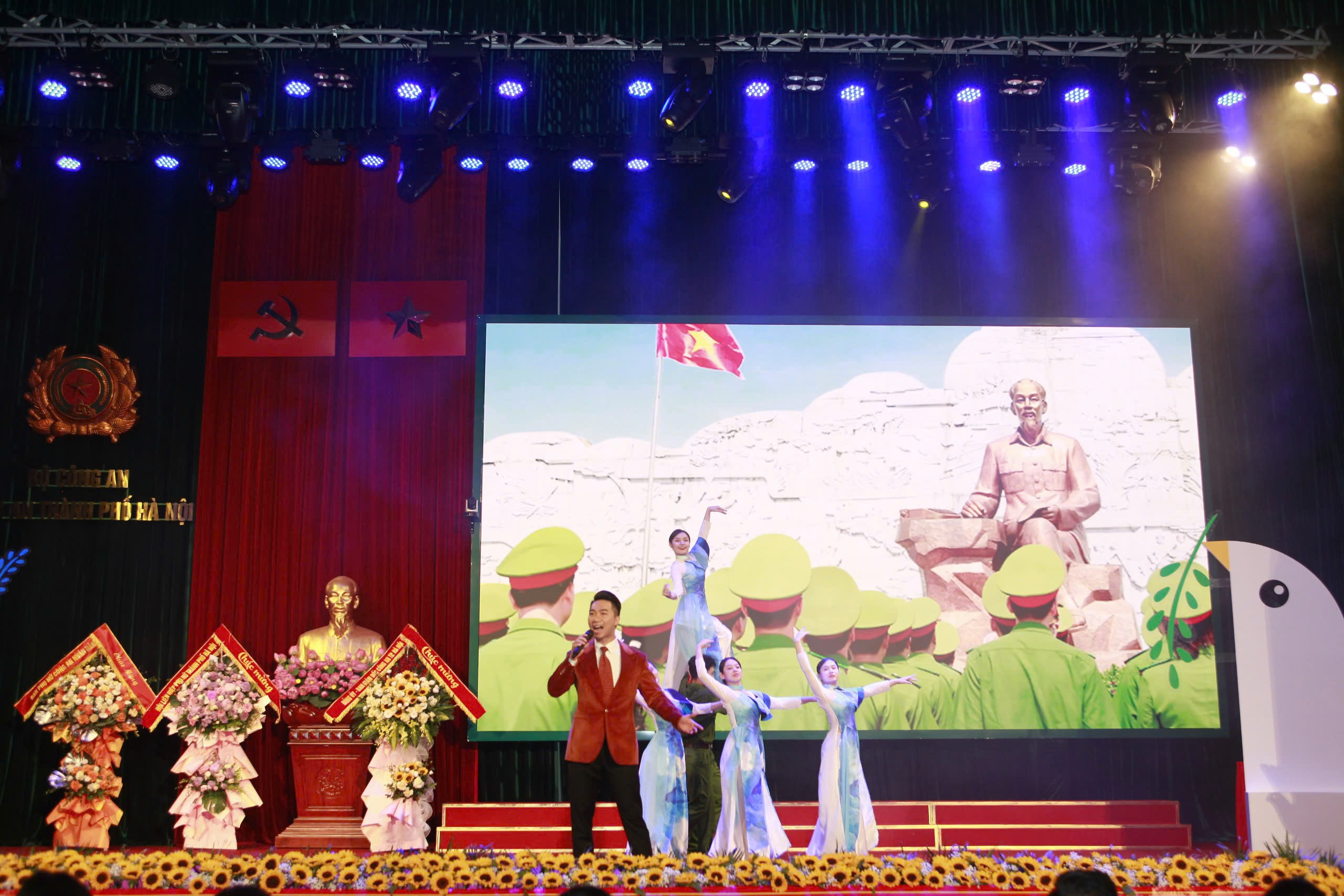 Phụ nữ Công an Thủ đô bản lĩnh, trí tuệ, nhân văn, sáng tạo, vì nhân dân phục vụ - ảnh 14