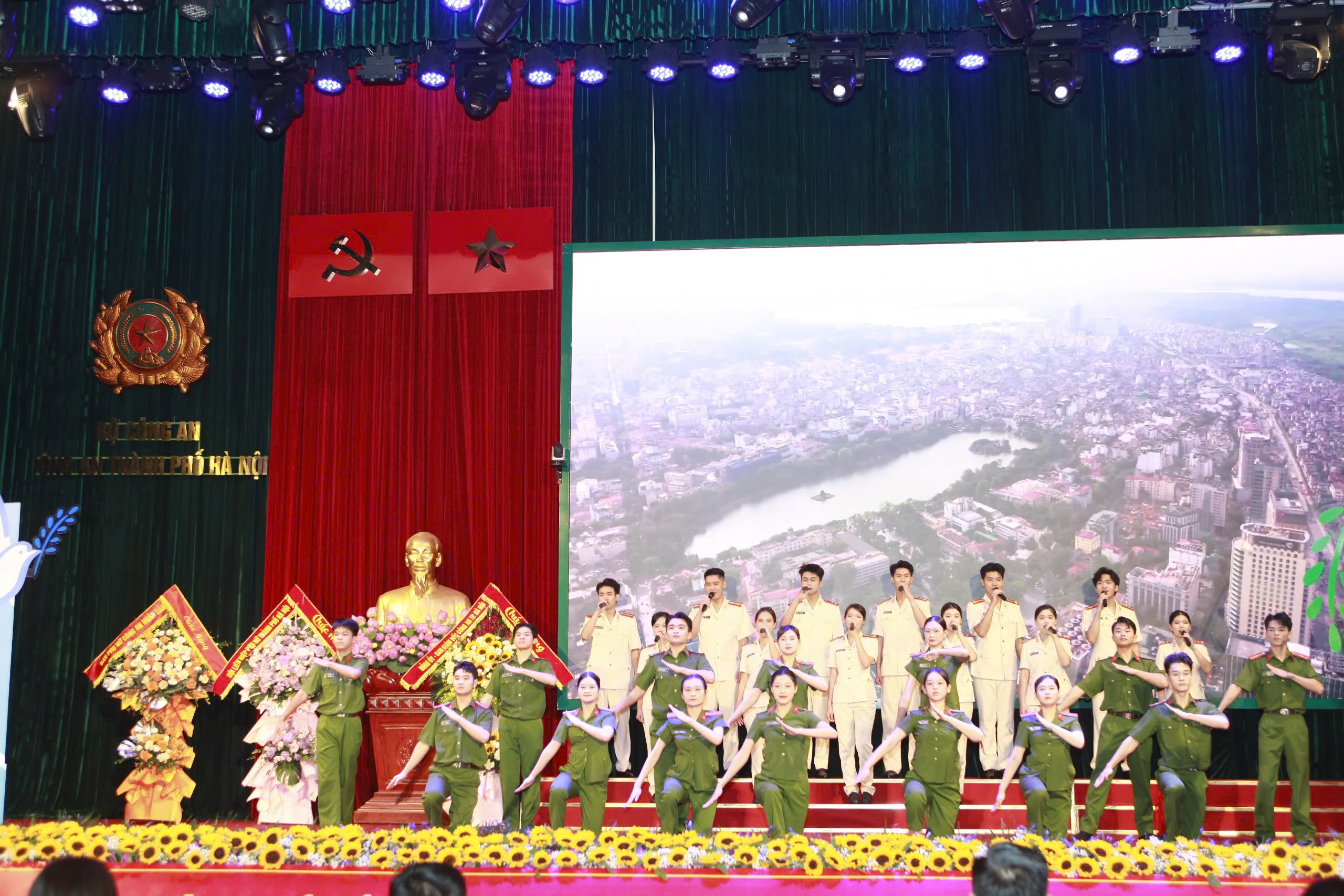 Phụ nữ Công an Thủ đô bản lĩnh, trí tuệ, nhân văn, sáng tạo, vì nhân dân phục vụ - ảnh 12