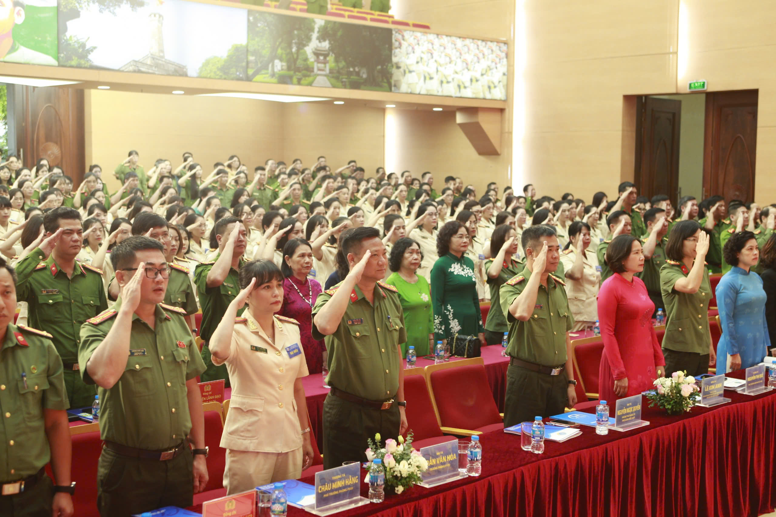 Phụ nữ Công an Thủ đô bản lĩnh, trí tuệ, nhân văn, sáng tạo, vì nhân dân phục vụ - ảnh 1