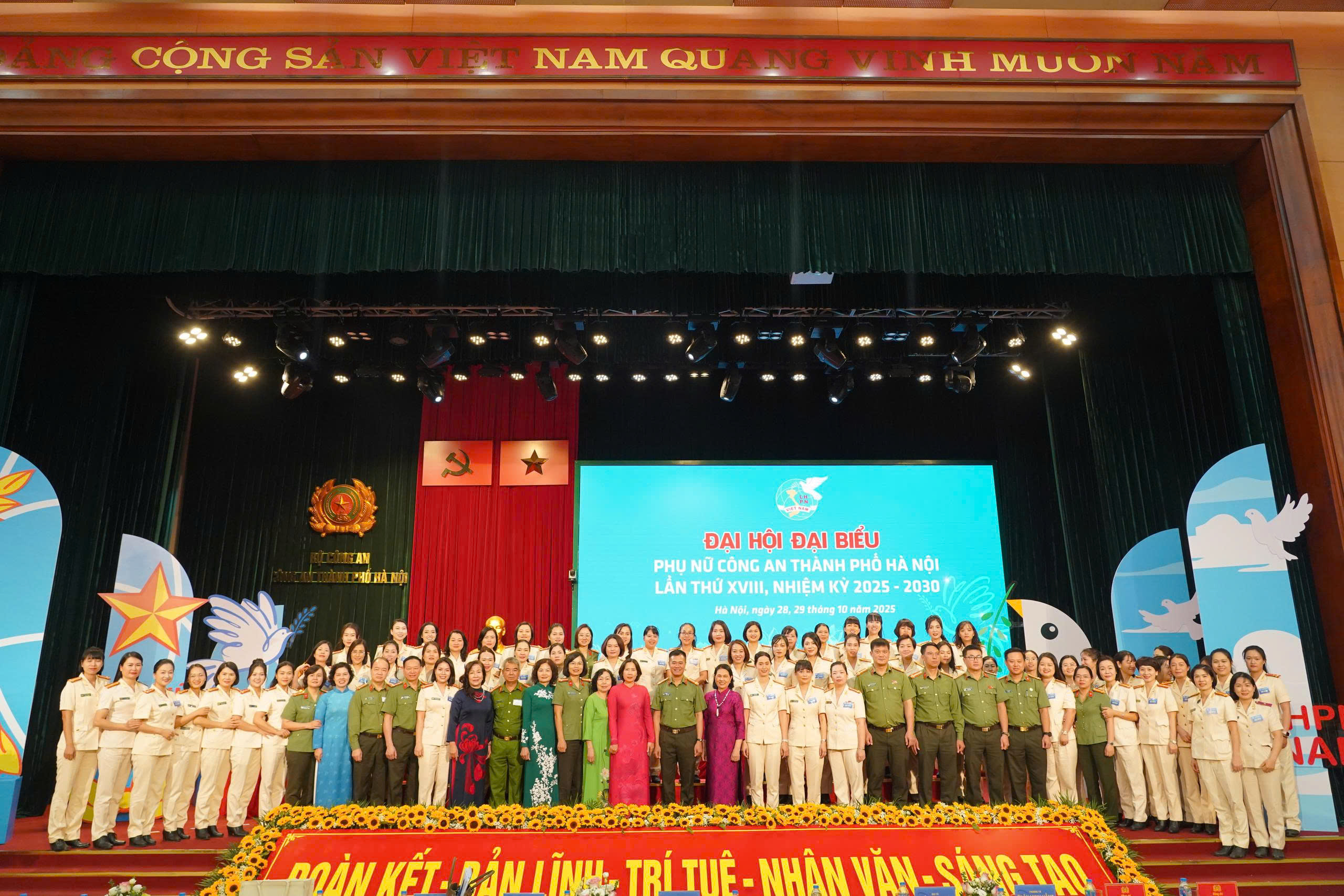 Phụ nữ Công an Thủ đô bản lĩnh, trí tuệ, nhân văn, sáng tạo, vì nhân dân phục vụ - ảnh 11