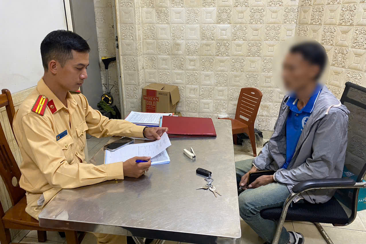 Hà Nội: Phát hiện lái xe khách dương tính với ma túy trên đường Cầu Diễn - ảnh 1