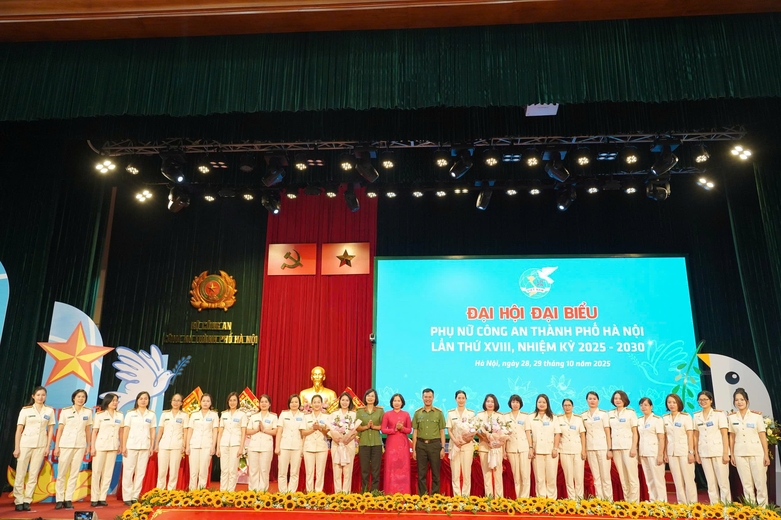 Phụ nữ Công an Thủ đô bản lĩnh, trí tuệ, nhân văn, sáng tạo, vì nhân dân phục vụ - ảnh 10