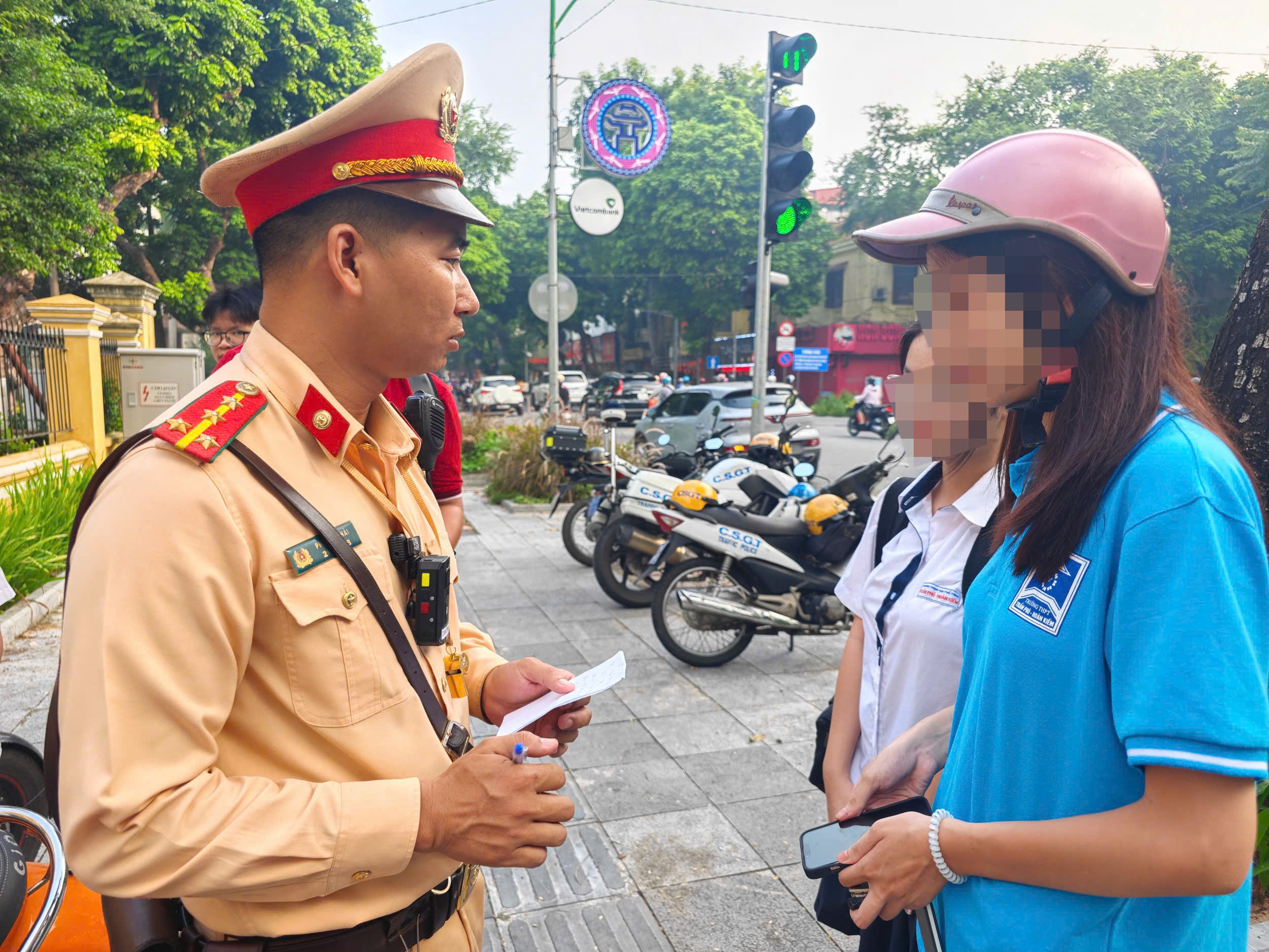 Xử lý hàng học sinh, phụ huynh vi phạm an toàn giao thông - ảnh 2