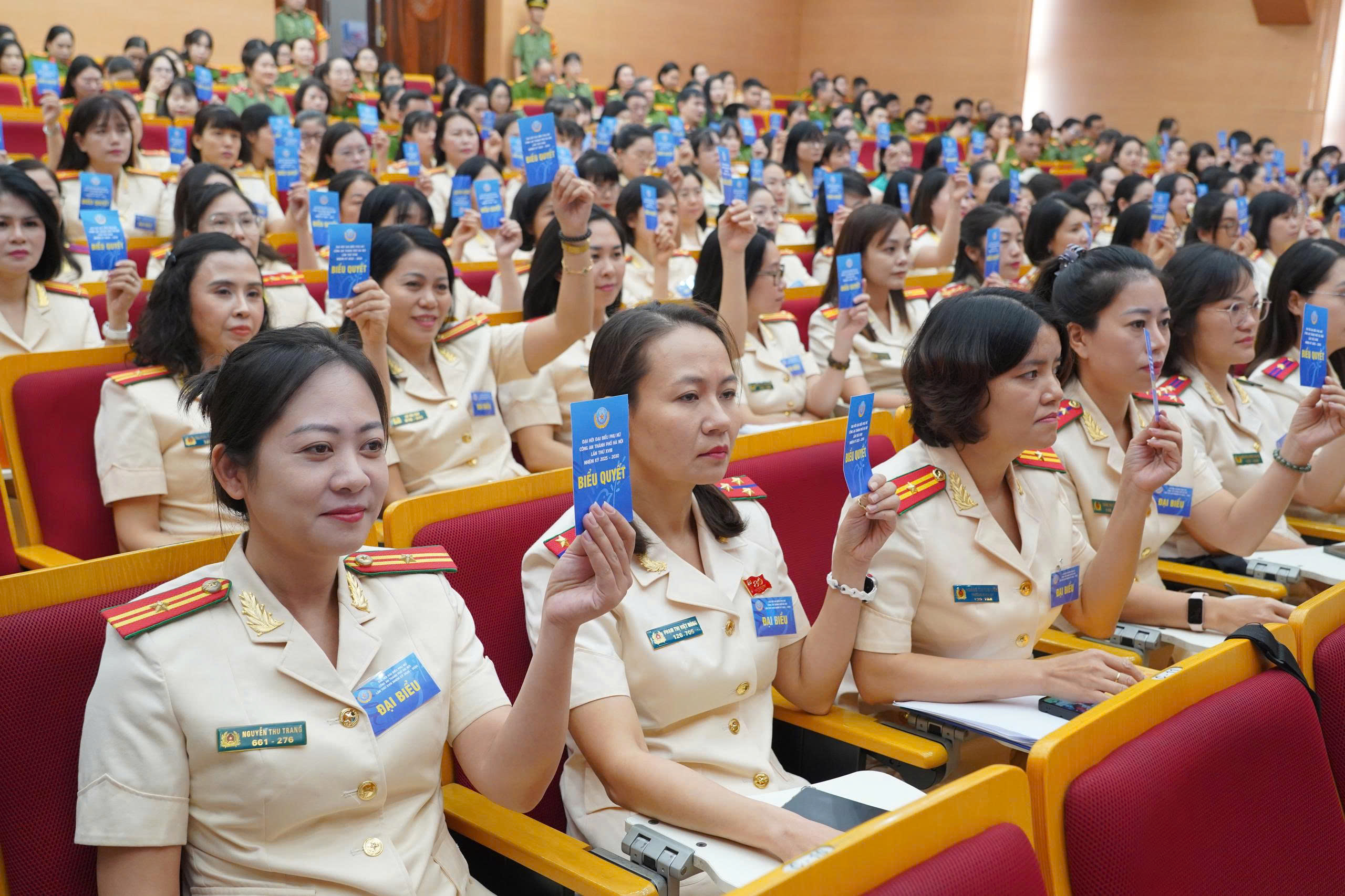 Phụ nữ Công an Thủ đô bản lĩnh, trí tuệ, nhân văn, sáng tạo, vì nhân dân phục vụ - ảnh 9