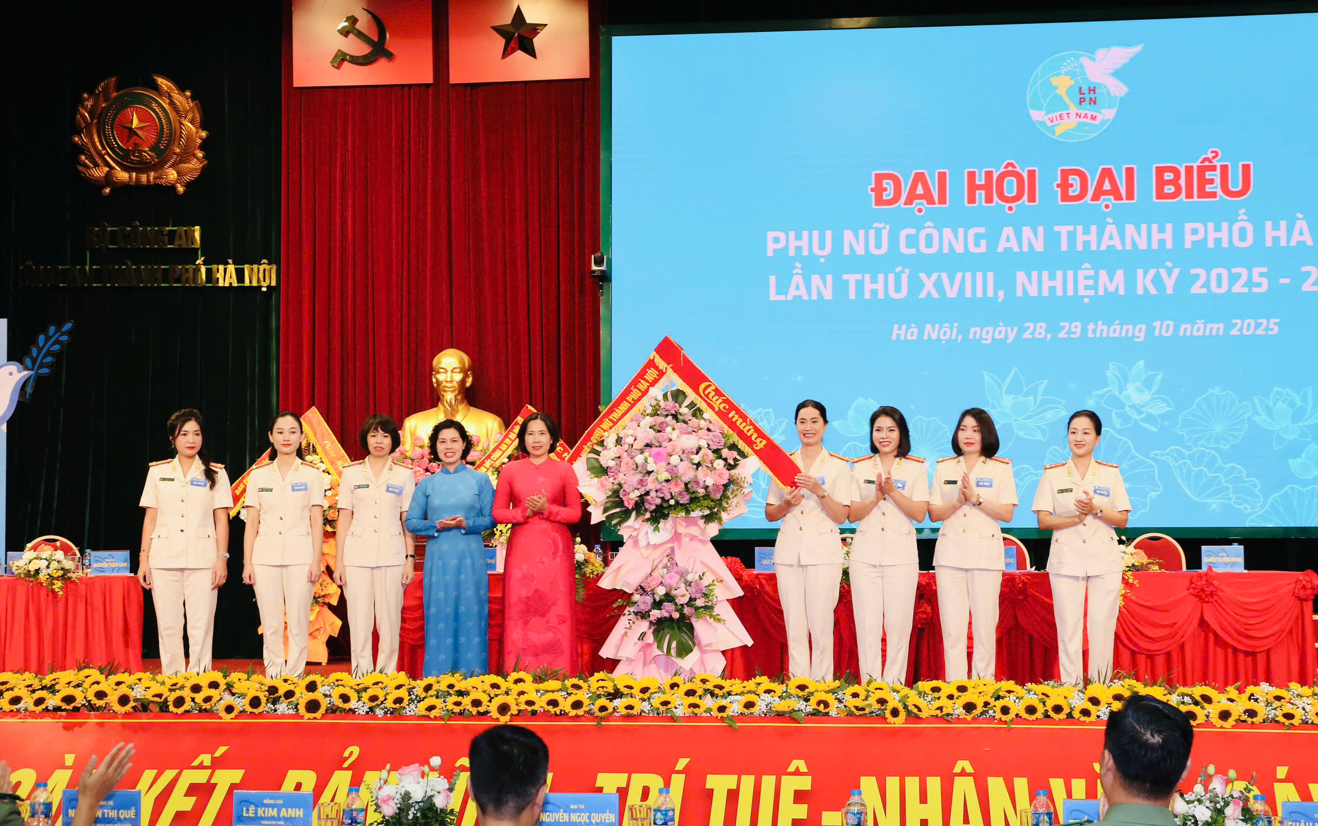 Phụ nữ Công an Thủ đô bản lĩnh, trí tuệ, nhân văn, sáng tạo, vì nhân dân phục vụ - ảnh 2