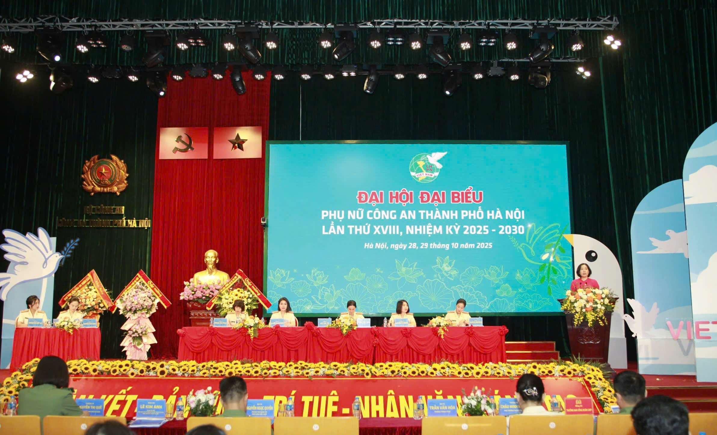 Phụ nữ Công an Thủ đô bản lĩnh, trí tuệ, nhân văn, sáng tạo, vì nhân dân phục vụ - ảnh 7