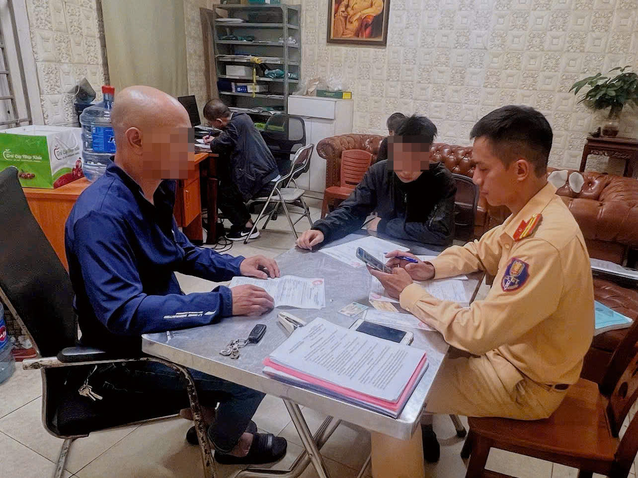 Hà Nội: Thiếu niên điều khiển xe máy bốc đầu, cha nộp phạt 9 triệu đồng - ảnh 2