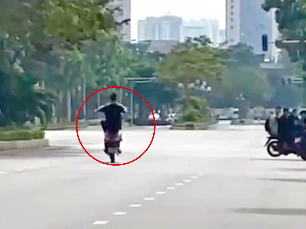 Hà Nội: Thiếu niên điều khiển xe máy bốc đầu, cha nộp phạt 9 triệu đồng - ảnh 1