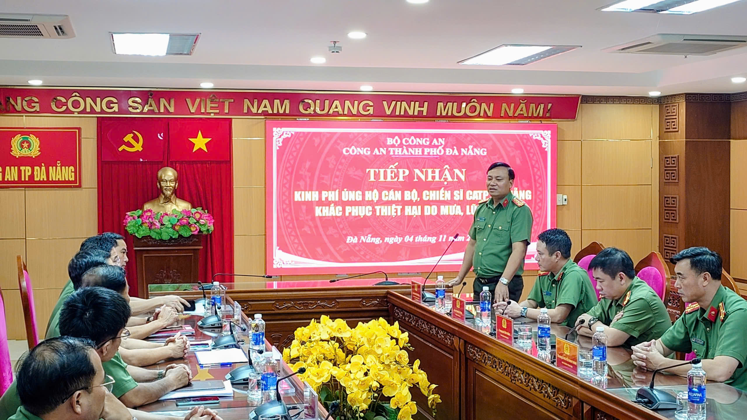 Công an thành phố Hà Nội hỗ trợ tỉnh Quảng Ngãi và thành phố Đà Nẵng khắc phục hậu quả sau bão lũ - ảnh 4