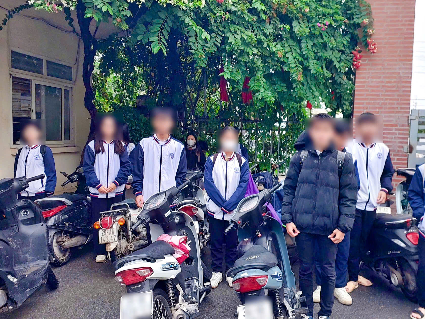 Xã Sơn Đồng: 1.457 học sinh THPT ký cam kết chấp hành Luật Trật tự, an toàn giao thông - ảnh 3