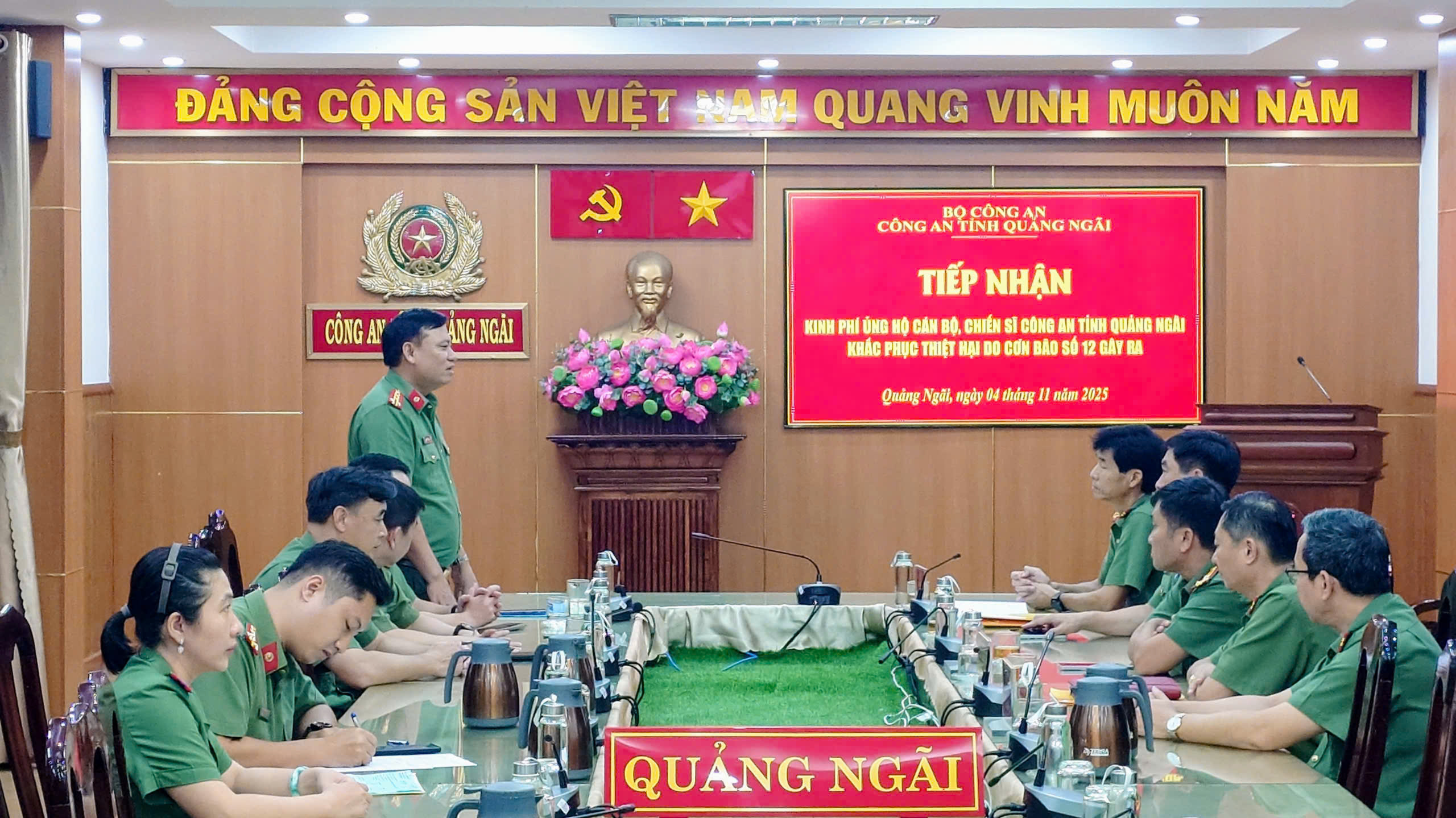 Công an thành phố Hà Nội hỗ trợ tỉnh Quảng Ngãi và thành phố Đà Nẵng khắc phục hậu quả sau bão lũ - ảnh 2