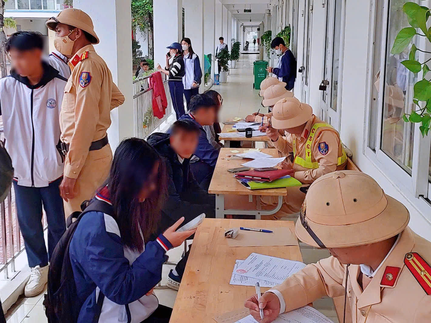 Xã Sơn Đồng: 1.457 học sinh THPT ký cam kết chấp hành Luật Trật tự, an toàn giao thông - ảnh 1