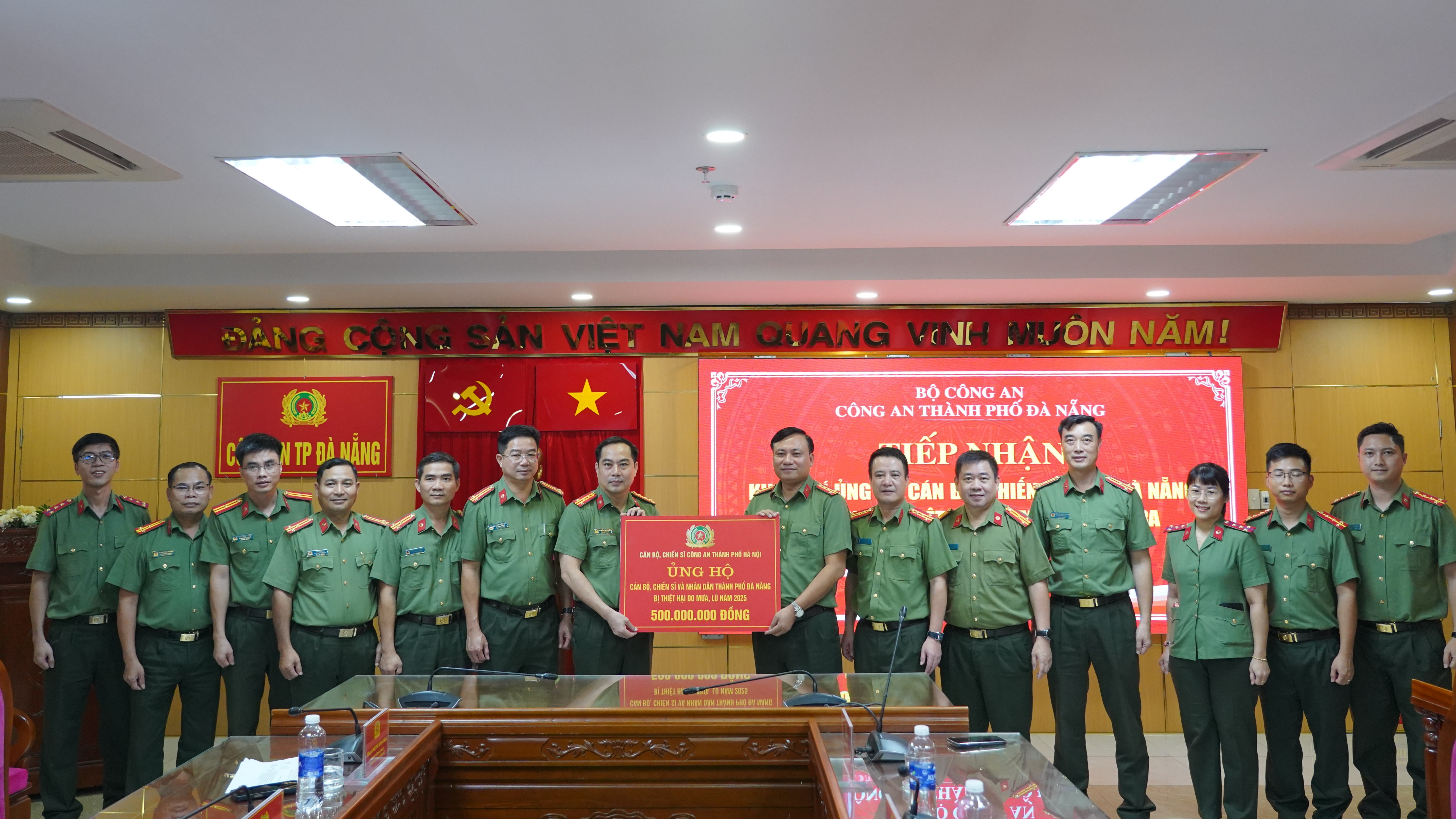 Công an thành phố Hà Nội hỗ trợ tỉnh Quảng Ngãi và thành phố Đà Nẵng khắc phục hậu quả sau bão lũ - ảnh 3