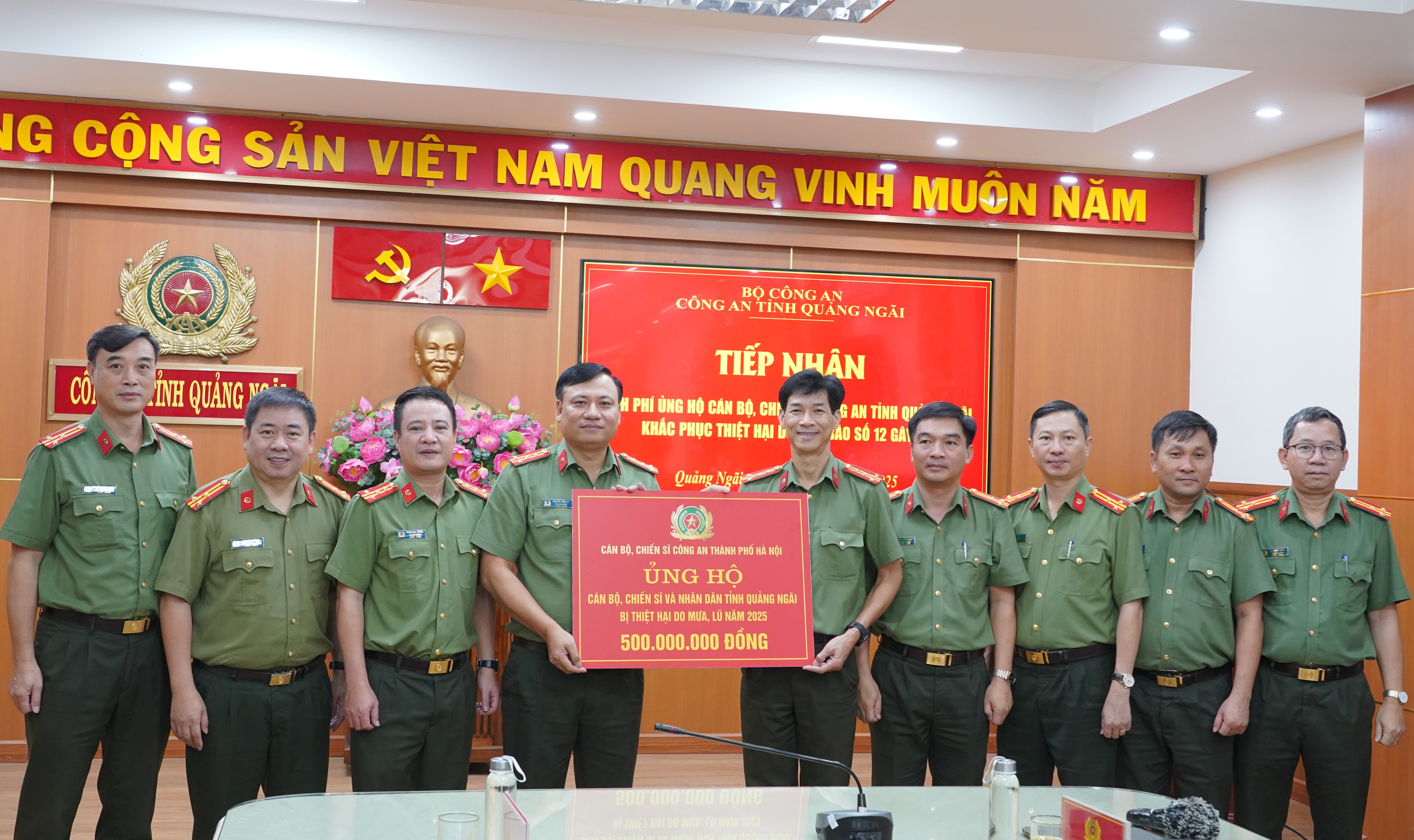 Công an thành phố Hà Nội hỗ trợ tỉnh Quảng Ngãi và thành phố Đà Nẵng khắc phục hậu quả sau bão lũ - ảnh 1