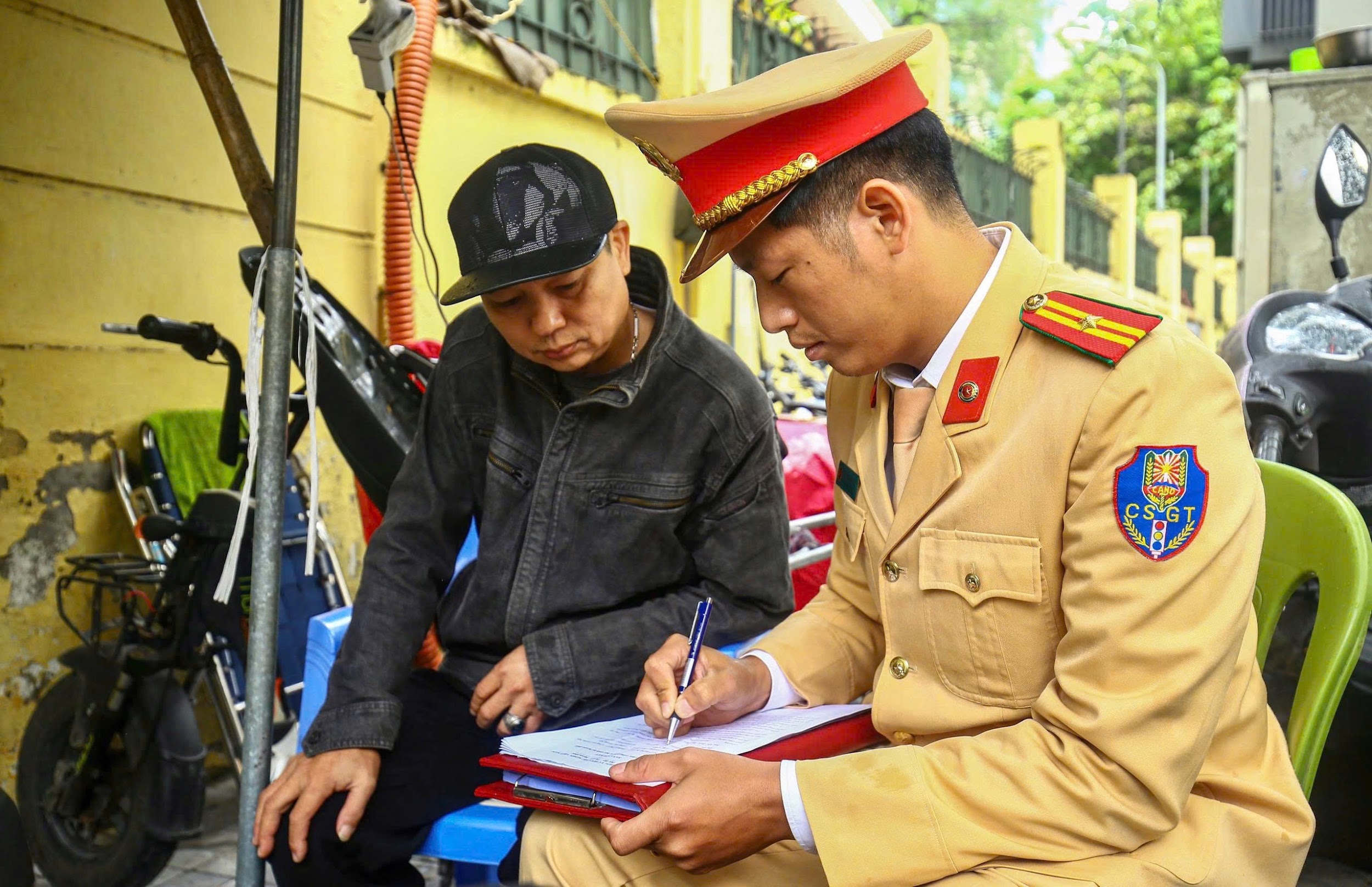 Hà Nội: Đồng loạt kiểm tra việc chấp hành pháp luật về trật tự an toàn giao thông của học sinh - ảnh 2