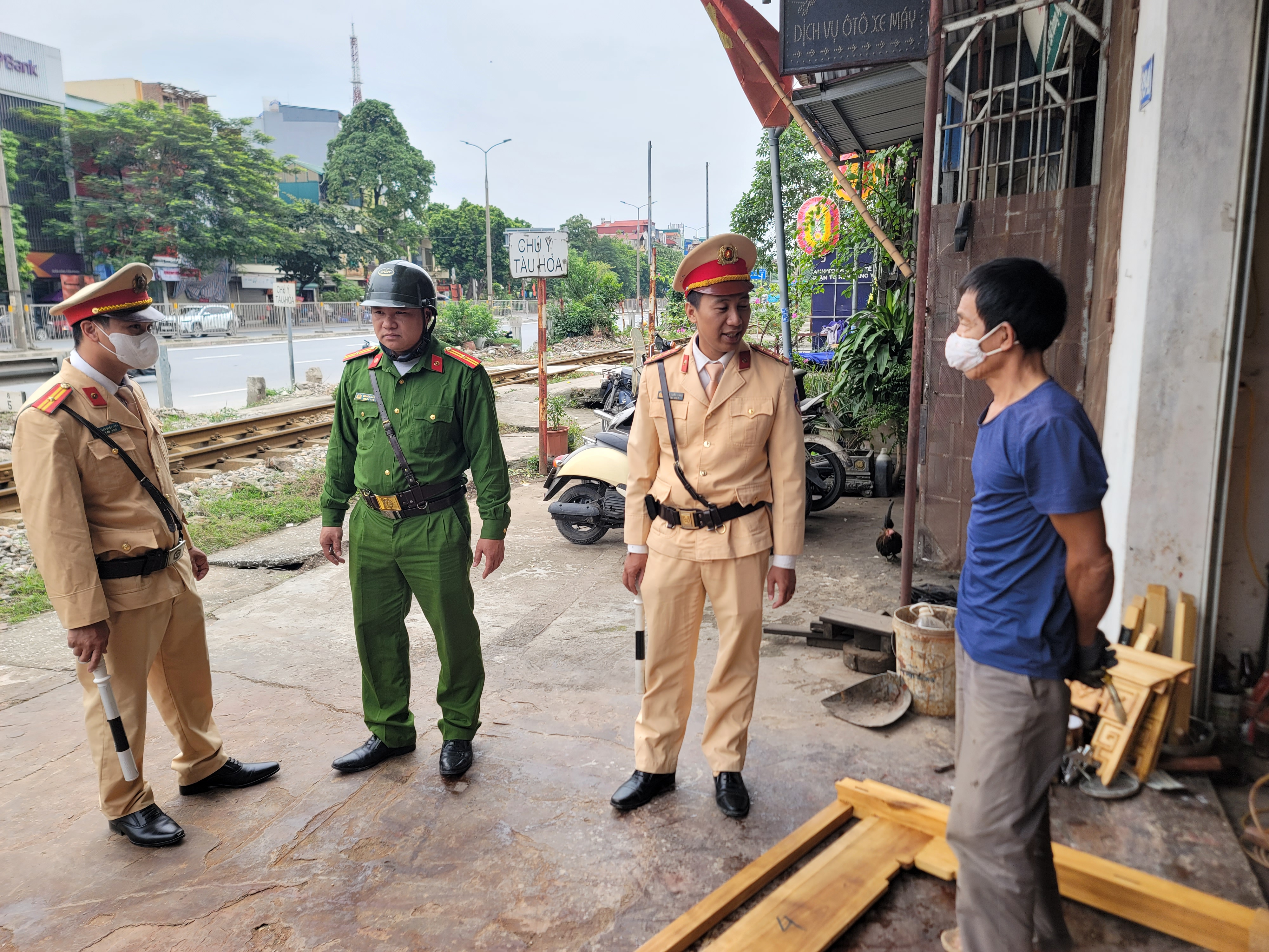 Tăng cường bảo đảm an toàn giao thông trên tuyến đường sắt Bắc - Nam tại Hà Nội - ảnh 1